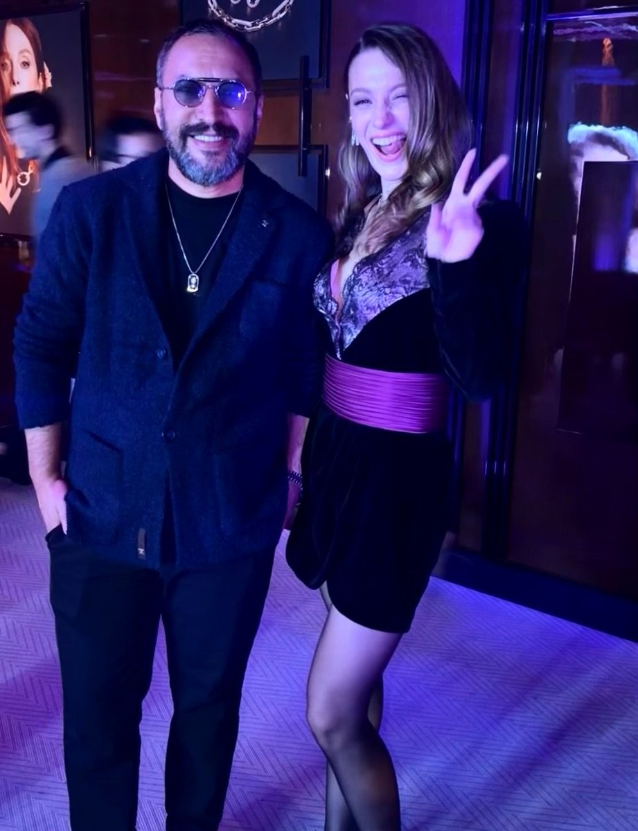 Sumeyyeupdates's tweet photo. @/kraldiyeyazilir instagram post ✨️ 

Gönderiye yapılan yorum ve sümeyye ile fotoğraf çeken adamın cevabı🤌 

"Oyunculuğu tartışılmaz karakteri desen ayrı duruşu ayrı nirvana kibir hiç yok"

#sümeyyeaydoğan https://t.co/FojGWoyF3q