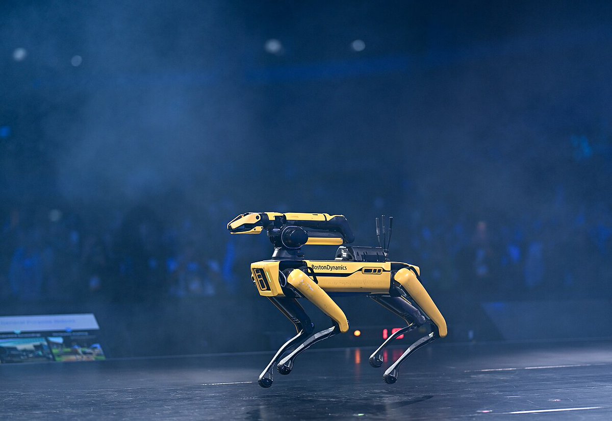 AFP_press's tweet photo. Robot Dog Scout Takes The Danger So Soldiers Don't Have To

On display on the exhibit floor of the meeting were indicators of the direction that the Army is going.

Full story in comments...
@DeptofWar @USArmy @USArmyReserve https://t.co/dbVeelwrbD