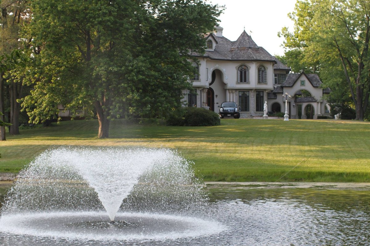 BrandonTalks's tweet photo. @Boogie2988 @SmashJT @ItzDoodles Honestly big houses are a money trap. This is my old house, looks beautiful but costs an ungodly amount to keep up.... I loved the land but not the cost of it. https://t.co/3DTkUjvO31