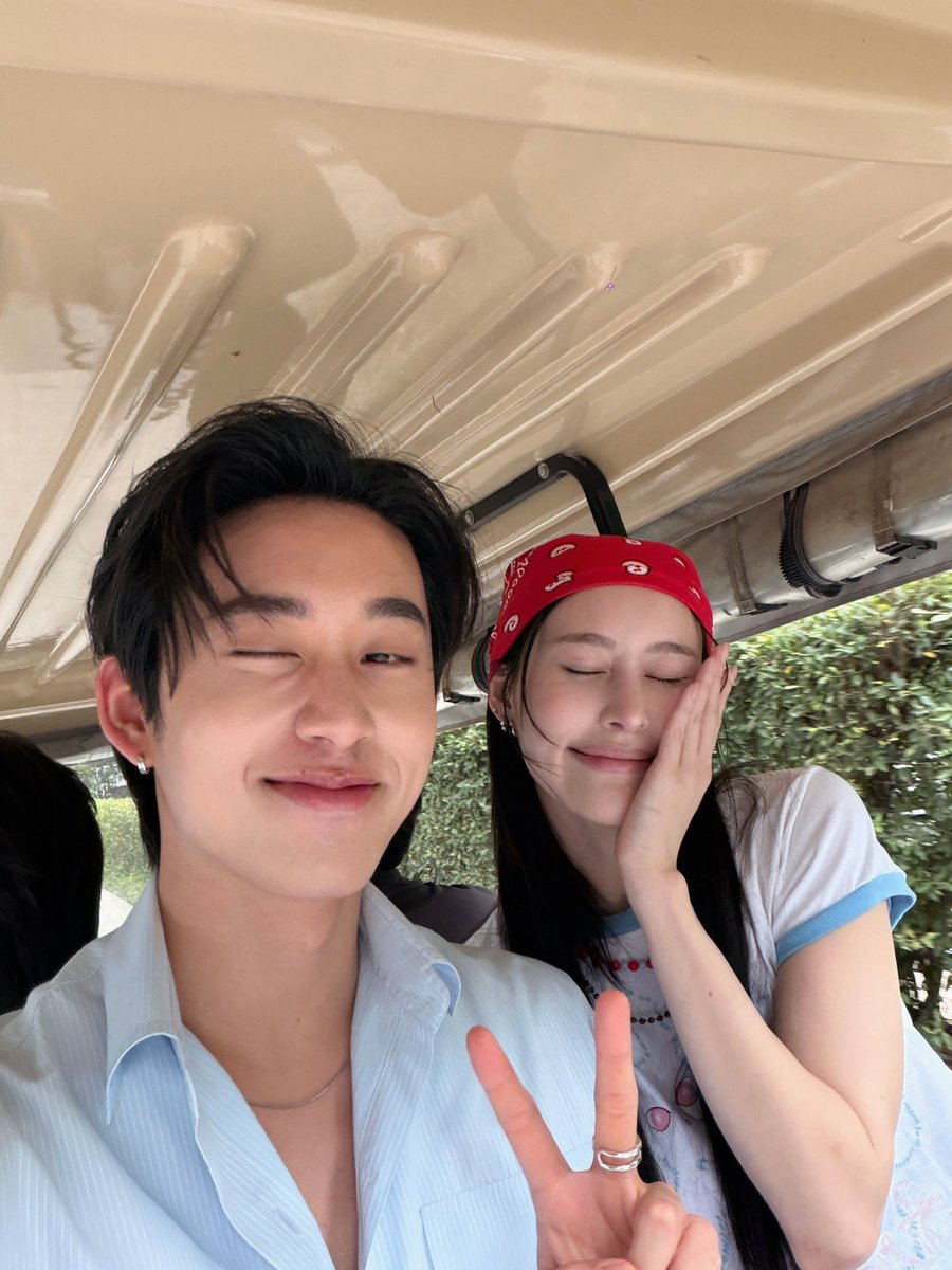 underthesamsky_'s tweet photo. ไปกองเซิร์ฟมีป่านพีท ไปกองรักบ้ามีมิ้นตี้ คือปีนี้น้องเอสชีทำงานแบบจอยเว่อร์นะ เบสเฟรนทั้งนั้นอะ ไปถ่ายทีต้องมีรูปเซลฟี่น่ารักแบบแพ็คคู่ดูโอ้มาให้ดูตลอด ออกกองแบบไม่มีเหงา(ปาก)แน่นอน 5555555555555 https://t.co/ljRGAhkHMr