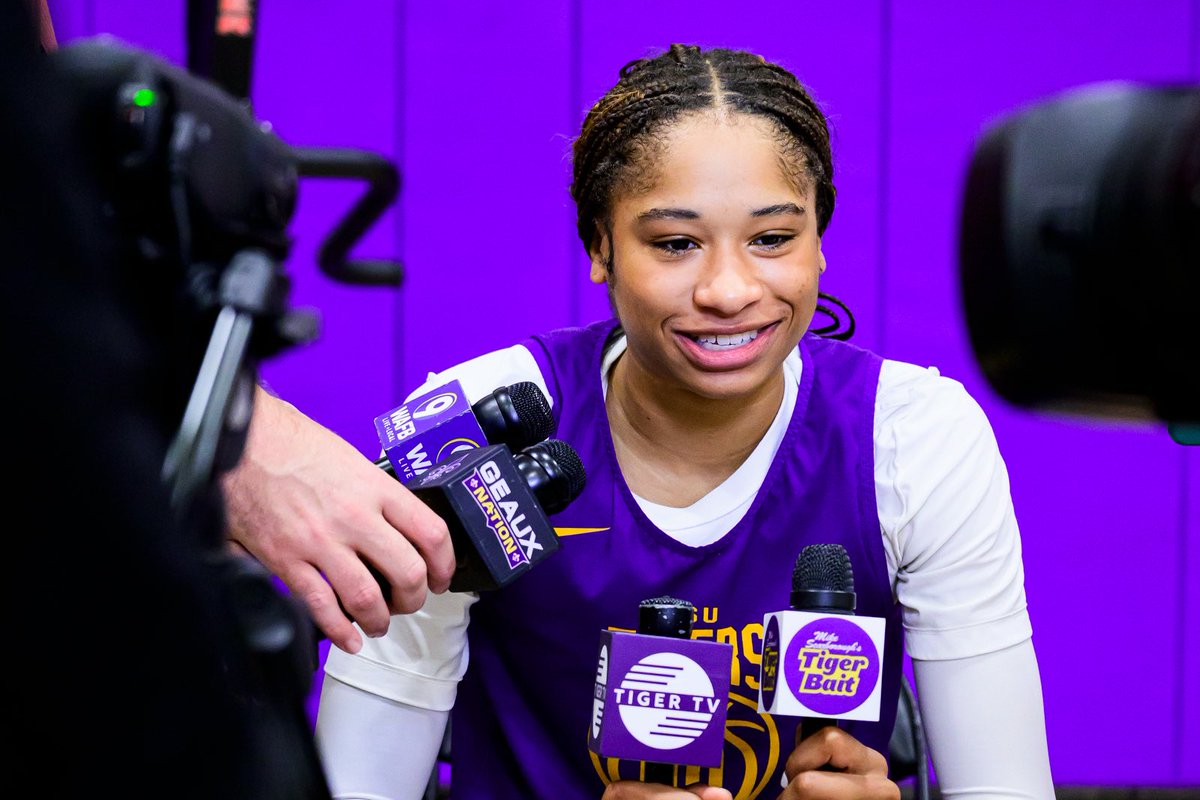 LSUwbkb's tweet photo. Talk of the town 👀🎤 https://t.co/RI5MGinW6m