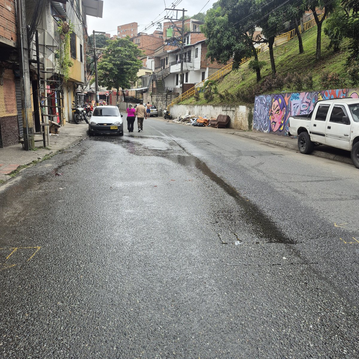 JUANSE_LR's tweet photo. @EPMestamosahi Mantienen interrupción pero no rastrean los contrabandos; no atenienden los daños en las calles y le dan prioridad o otros sectores hasta extranjeros. Hace mas de 2 semana se reporto daño en esta zona y no han atendido; a la altura de la Calle 52 # 20 B  29 Caicedo Medellín https://t.co/EBoHhUfatZ