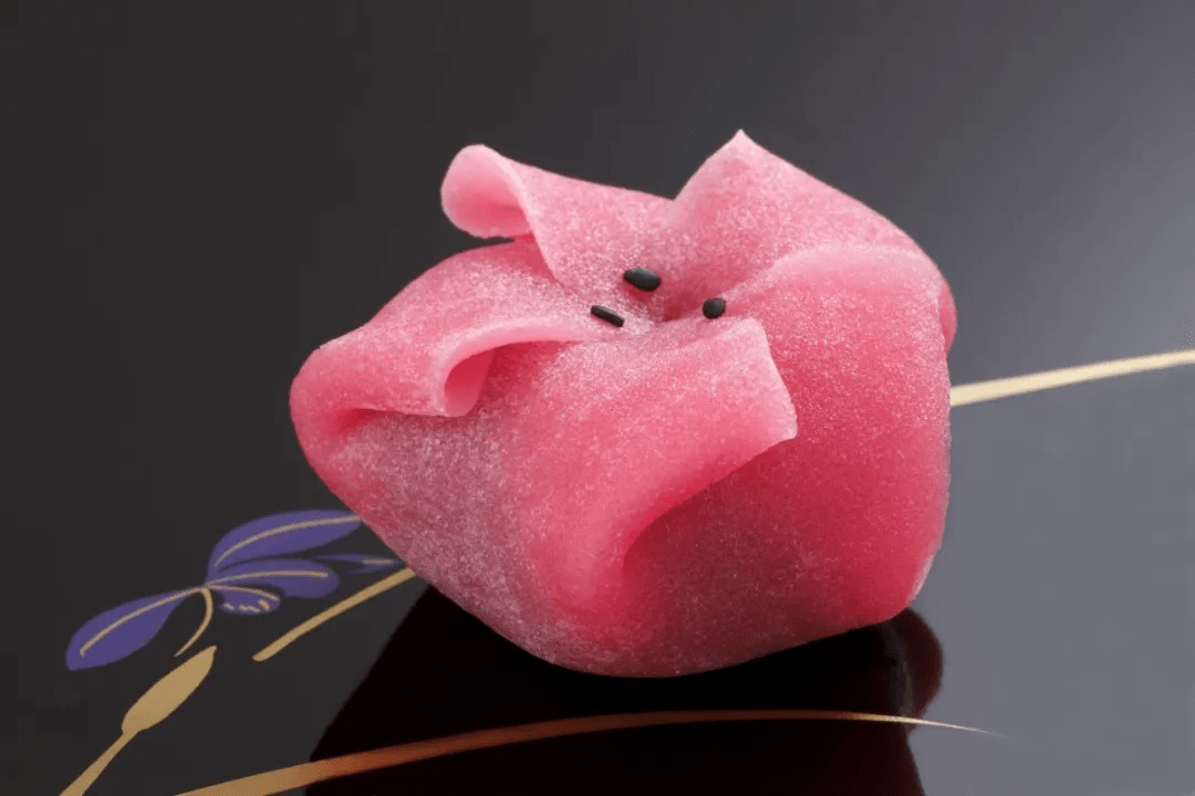 Aliooliolo's tweet photo. [今日は彩赖轮で作った和菓子がめっちゃ可愛い イチゴがアクセントで最高の出来栄え！]， https://t.co/LOaFzlUaSd