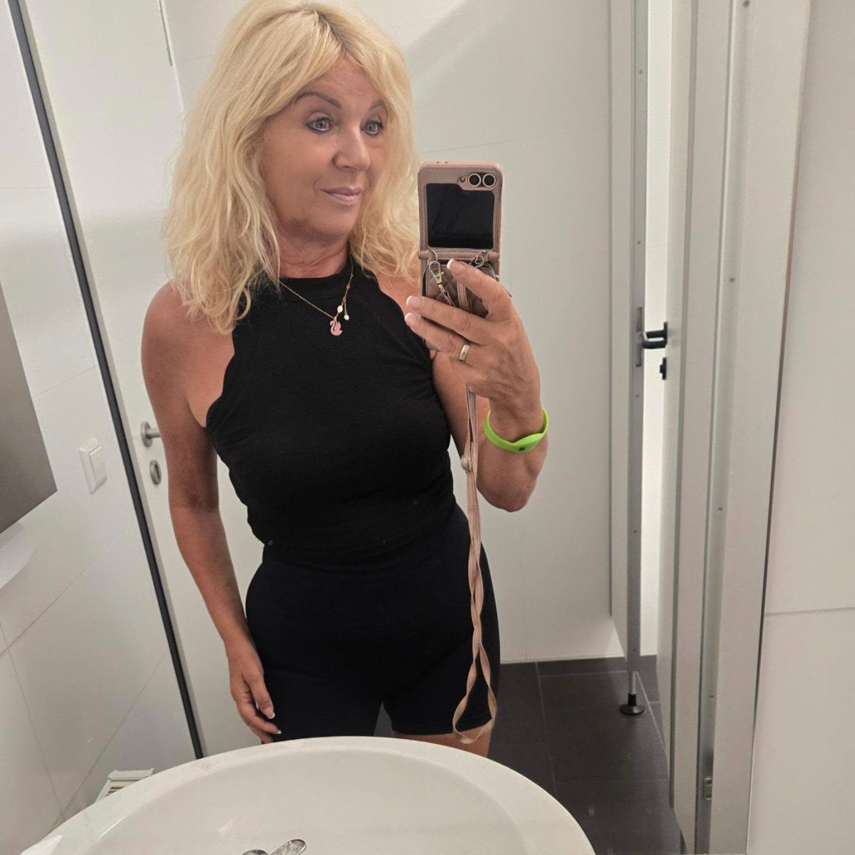SimoneFlX's tweet photo. My skin shows its age. Cover it in red marks, bites, and thick cum https://t.co/p3NWClitPV https://t.co/16HYRWU9ny