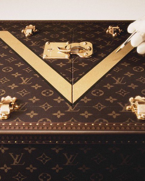 bigdansport's tweet photo. 🚨NEW: Louis Vuitton has REVEALED the special cases designed to hold the Ballon d'Or trophy!
The cases feature golden details and a locking system inspired by Louis Vuitton's iconic trunks ✨ 

#BallonDor https://t.co/EneTudrOgH