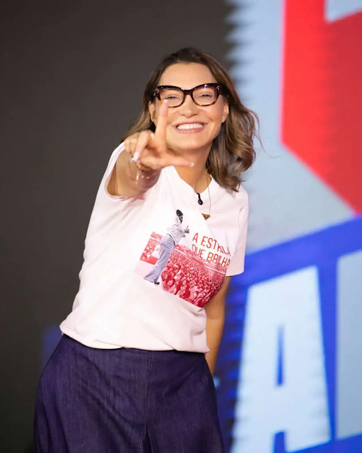 andrevbt's tweet photo. A VITÓRIA DE LULA NÃO É A VITÓRIA DO BRASIL, ou: Quem vota em Lula, vota em Bolsonaro; e vice-versa

Aviso aos navegantes: O novo mandato do lulopetismo não expressa uma conquista do Brasil, sua vitória eleitoral não protege a democracia, não representa os interesses dos trabalhadores, e será incapaz de defender a soberania nacional. 

Antes que me confundam, votei e pedi voto nulo no segundo turno. No primeiro, fui de Rui Costa Pimenta [do PCO]. Minhas declarações foram públicas, estão em postagens publicadas em pelo menos duas redes sociais, e em duas lives nas três últimas semanas. 

Nesse blog, há um texto em que contesto o apoio da direita a Flávio, dizendo que um governo dele seria parecido com o poder da Alerj [Assembleia Legislativa do Rio de Janeiro], um exemplo notório de Narco-Estado. 

Fiz oposição ferrenha a Jair Bolsonaro. Eu o chamava de Bozó e Mentecapto-Mor, apelidava seu governo de Reino dos Bozós. Pedi impeachment ainda em 2019. Desde 2020 avisava que ele articulava um golpe de Estado, mas que falharia porque o Exército não compraria sua briga, uma análise que se mostrou acertada. Minha avaliação do 08 de janeiro de 2023, publicada no mesmo dia dos acontecimentos, era de que se tratava de um evento golpista e que os envolvidos tinham de ser presos, incluindo o próprio Bolsonaro.

Flávio teria minha oposição caso tivesse vencido as eleições. Mas quem venceu foi Lula, que é Governo desde 2023, e cujo partido domina a Nova República desde 2002. Nesse período, o PT só perdeu uma eleição presidencial, em 2018, e por cálculo do próprio Lula, que preferia entregar o poder a Bolsonaro do que perder a hegemonia do campo de esquerda. 

Não há qualquer sentido, portanto, em se considerar oposição aos rumos do país na última geração, se declarar contrário ao neoliberalismo, à americanização da política brasileira, à polarização ideológica copiada do modelo ianque, à financeirização da economia, ao avanço do crime organizado, ao cartel bancário etc. , e comemorar a vitória de Lula em 2026.

Nem mesmo a cartada de defesa da democracia é minimamente crível. O adversário de Lula tinha por principal "arma" a vitória nas eleições para o Congresso, não o Exército, as polícias, as milícias, ou qualquer outra instância capaz de articular um Golpe de Estado.

Pelo contrário, é Lula quem se encontra no poder, ele é quem fez uso explícito da máquina pública na reta final de campanha, quem contava com apoio da grande mídia liberal [Organizações Globo, UOL, Estadão etc.], e se fazia defensor de um modelo de governo que dá poderes excepcionais ao Supremo Tribunal Federal, cujos Ministros estão às voltas com denúncias de corrupção, fazem às vezes de articuladores partidários, e se dizem tutores da democracia, intervindo às claras no processo político.

Outra cartada possível dos defensores de Lula é a defesa da soberania nacional. O bolsonarismo sempre foi um patriotismo de goela. Em 2018, avaliei que o núcleo duro dentro do castelo de poder bolsonarista eram agentes filo-americanos e sionistas. 

Minha avaliação não mudou esse ano, e dias atrás critiquei movimentos nacionalistas, como  os russófilos da NR e seus aliados, que se abraçavam a Flávio desconsiderando que ele era o representante do sionismo no Brasil. O apoio de Trump, o artífice de uma nova Doutrina Monroe, dá a medida do quanto o bolsonarismo é um pseudo-nacionalismo.

Mas Lula não é muito melhor. Seu governo tornou as universidades públicas em cópias pioradas da USP, meros elos de correntes que grassam na esquerda californiana. Sua militância cristaliza o domínio ideológico do identitarismo estadunidense em uma parte imensa da juventude, e é usada para moldar o arcabouço jurídico e criminalizar opiniões e posicionamentos contrários. 

Os apoios que Lula busca para derrotar o bolsonarismo são correntes ou alas do establishment político ianque e da UE: o social-liberalismo do Partido Democrata, a Social Democracia europeia. Lula e Bolsonaro não passam de dois modos diferentes de se associar ao imperialismo e à hegemonia ideológica dos EUA.

Críticos do bolsonarismo apontavam ainda outras características de seu movimento, como a flexibilização das leis trabalhistas, o fiscalismo, os perigos para a Previdência. Por razões óbvias, todos esses argumentos podem ser usados igualmente contra Lula, cuja biografia está entrelaçada com a consolidação de mecanismos de austeridade fiscal, de independência [de fato] do Banco Central, e de reformas previdenciárias. 

Na mesma campanha em que Lula criticava retoricamente o anúncio de um "tesouraço" por Flávio, sua equipe econômica se reunia com próceres do "mercado financeiro" para estipular reformas e programas de rigoroso ajuste fiscal, que incluem revisões das despesas obrigatórias, de vinculações e indexações constitucionais, e de reforma administrativa. 

O PT explorou o verde-amarelo nessas eleições, como se sua militância não tivesse execrado as cores nacionais nos últimos anos, chegando a sugerir mudanças no uniforme da seleção brasileira. Colocou também sua militância para cantar o Hino da Independência na Avenida Paulista, como se seus seguidores não copiassem as pautas do beatiful people de Nova Iorque e San Francisco.

Lula derrubou sua última diferença notável parar o bolsonarismo. Agora também pode ser chamado de "patriota de goela".

Não existirá qualquer saída para a pseudo-polarização que permite o domínio do cartel bancário enquanto os brasileiros, incluindo aqueles que pedem continuamente a superação dessa dicotomia em prol de um projeto de união e de desenvolvimento nacional soberano nos âmbitos econômico e cultural, decidirem se abraçar a um dos lados na hora das eleições. 

Como denuncio há anos, lulopetismo e bolsonarismo se retroalimentam. Não existe possibilidade de votar num deles contra o outro. Quem vota em um, está votando também no outro, ainda que fantasie algo diferente. 

Nessas eleições, O lulismo levou o Executivo, o Norte e o Nordeste. O bolsonarismo é a força dominante no Legislativo, e no Centro-Sul. Lula se rodeou de Janja, André Janones, Ana Elisa, Flávio Dino, Zanin, Alckmin. O bolsonarismo tem Nikolas, Pavanato, Tarcísio, André Mendonça, Michelle. 

E o Brasil? O Brasil perdeu de novo.

https://t.co/jlWrm8WT6M