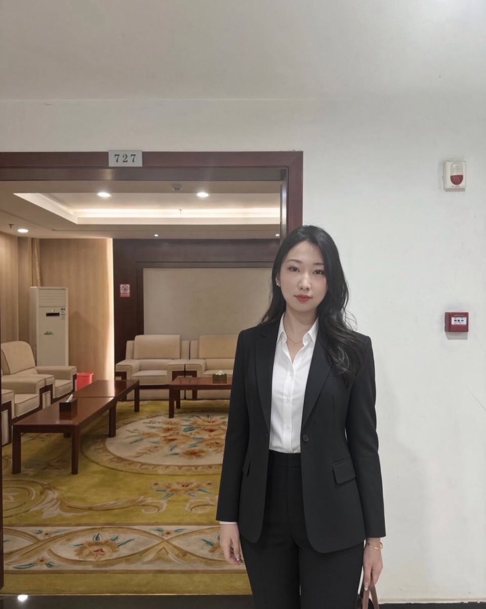 EsraSenoh's tweet photo. 本人90后律师一枚，已婚。第一次在x发自己照片，还会有人喜欢吗？  

有没有跟我一样刚翻墙的？交个朋友。 是本人啊！！！ https://t.co/GdkVHVXnNG