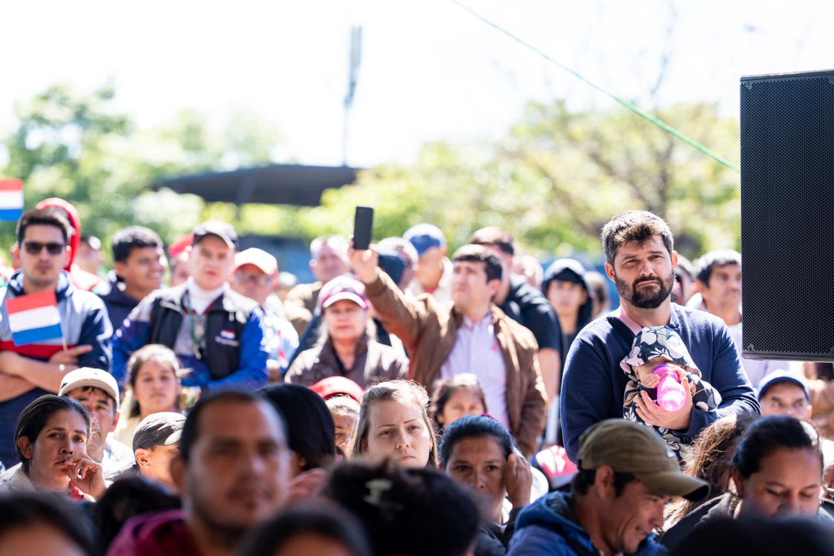 PresidenciaPy's tweet photo. El Gobierno del Paraguay transforma décadas de espera en realidades. Entrega nuevos títulos de propiedad a familias rurales, con grandes avances como en Marina Cué, donde el 98% de la comunidad ya regularizó sus tierras. https://t.co/g4dwF1d71O