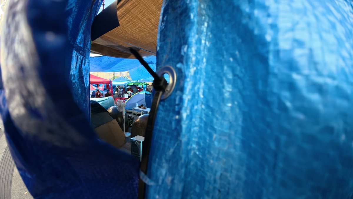 diazvillanueva's tweet photo. En su interior gente no hay mucha, pero si kilos y kilos de plástico, mobiliario, cajas y todo tipo de objetos. Harán falta varios camiones de basura para llevárselo todo. https://t.co/MyhjO78ij3
