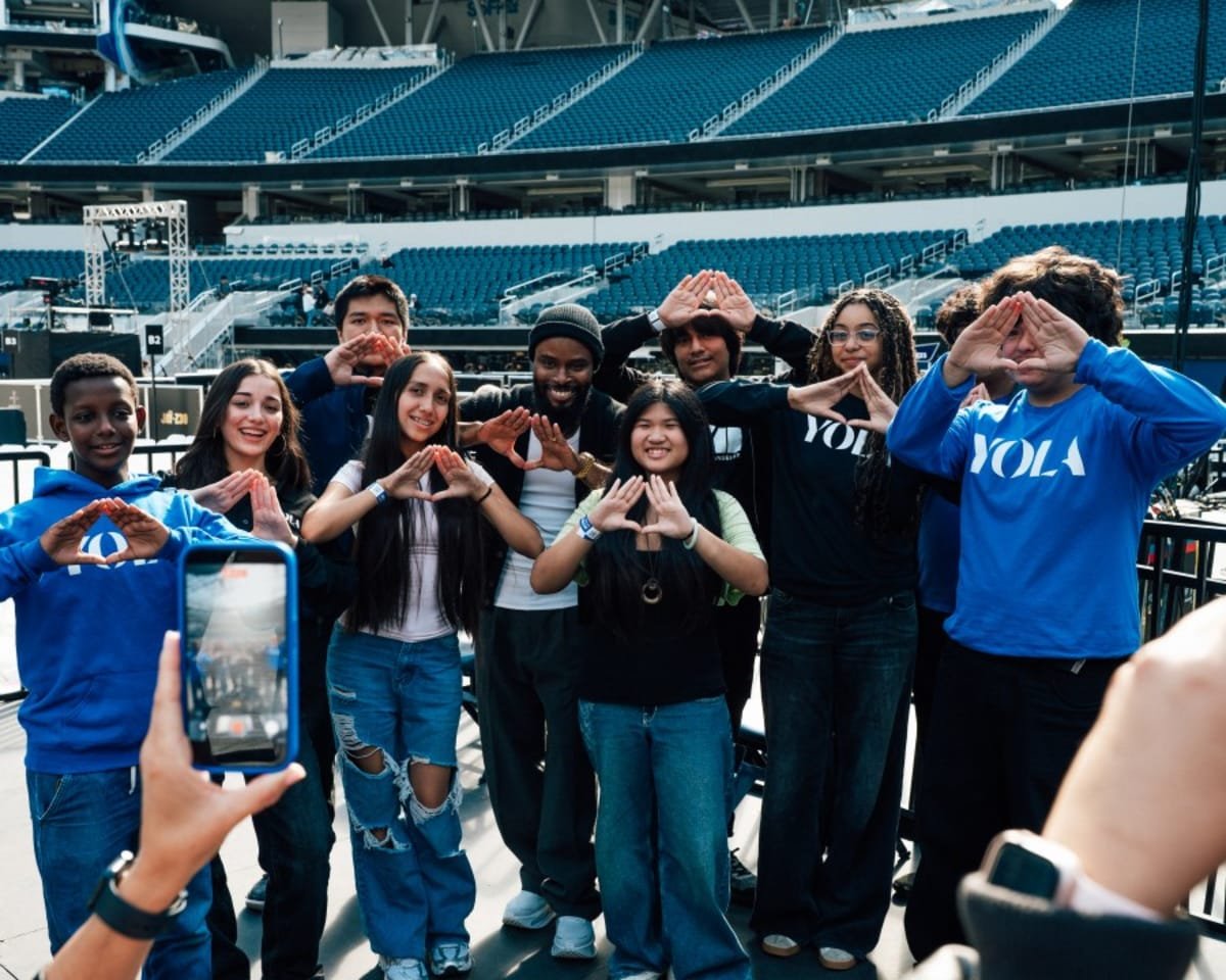 kmharris95's tweet photo. 🚨ICYMI: JAY-Z’s #JAYZ30 run also created a behind-the-scenes learning opportunity for young musicians in Los Angeles. 🎼

Students from Youth Orchestra Los Angeles (YOLA) were invited to SoFi Stadium ahead of the shows for a firsthand look at production preparations and met with JAY-Z’s Music Director, Omar Edwards.

https://t.co/NEATpgJZ0q