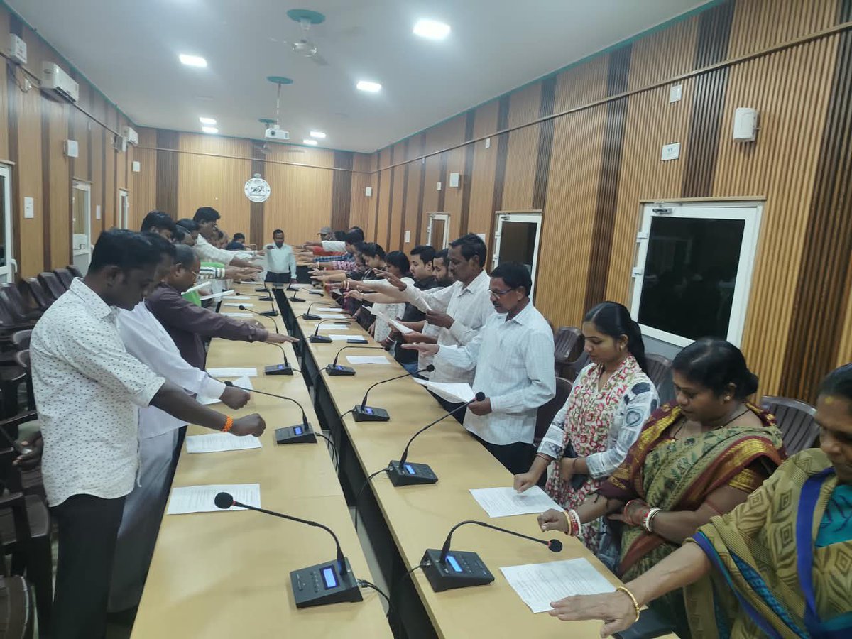 DM_Mayurbhanj's tweet photo. @IPR_Odisha @SecyChief @CMO_Odisha @GaneshRamBJP @dr_kcmahapatra @rdmodisha @spmayurbhanj @odisha_police @PIBBhubaneswar @MohanMOdisha #рм╕рм╛рмзрнБрмдрм╛рм░_рм╢рмкрме_рмкрм╛рма
#рмжрнБрм░рнНрмирнАрмдрм┐_рмирм┐рммрм╛рм░рмг_рм╕рмЪрнЗрмдрмирмдрм╛_рм╕рмкрнНрмдрм╛рм╣рнирнжрнирнм
рмжрнБрм░рнНрмирнАрмдрм┐ рмирм┐рммрм╛рм░рмг рм╕рмЪрнЗрмдрмирмдрм╛ рм╕рмкрнНрмдрм╛рм╣ рмкрм╛рм│рми рмЕрммрм╕рм░рм░рнЗ рмЖрмЬрм┐ рморнЯрнВрм░рмнрмЮрнНрмЬ рмЬрм┐рм▓рнНрм▓рм╛рм░ рммрм┐рмнрм┐рмирнНрми рммрм┐рмнрм╛рмЧ, рммрнНрм▓рмХ, рмдрм╣рм╕рм┐рм▓ рмХрм╛рм░рнНрмпрнНрнЯрм╛рм│рнЯрм░рнЗ рм╢рмкрме рмкрм╛рма рмХрм╛рм░рнНрмпрнНрнЯрмХрнНрм░рмо рмЕрмирнБрм╖рнНрмарм┐рмд рм╣рнЛрмЗрмпрм╛рмЗрмЫрм┐ ред
#VigilanceAwarenessWeek #AntiCorruption #SayNoToCorruption #IntegrityForNation https://t.co/RskaBVagjH