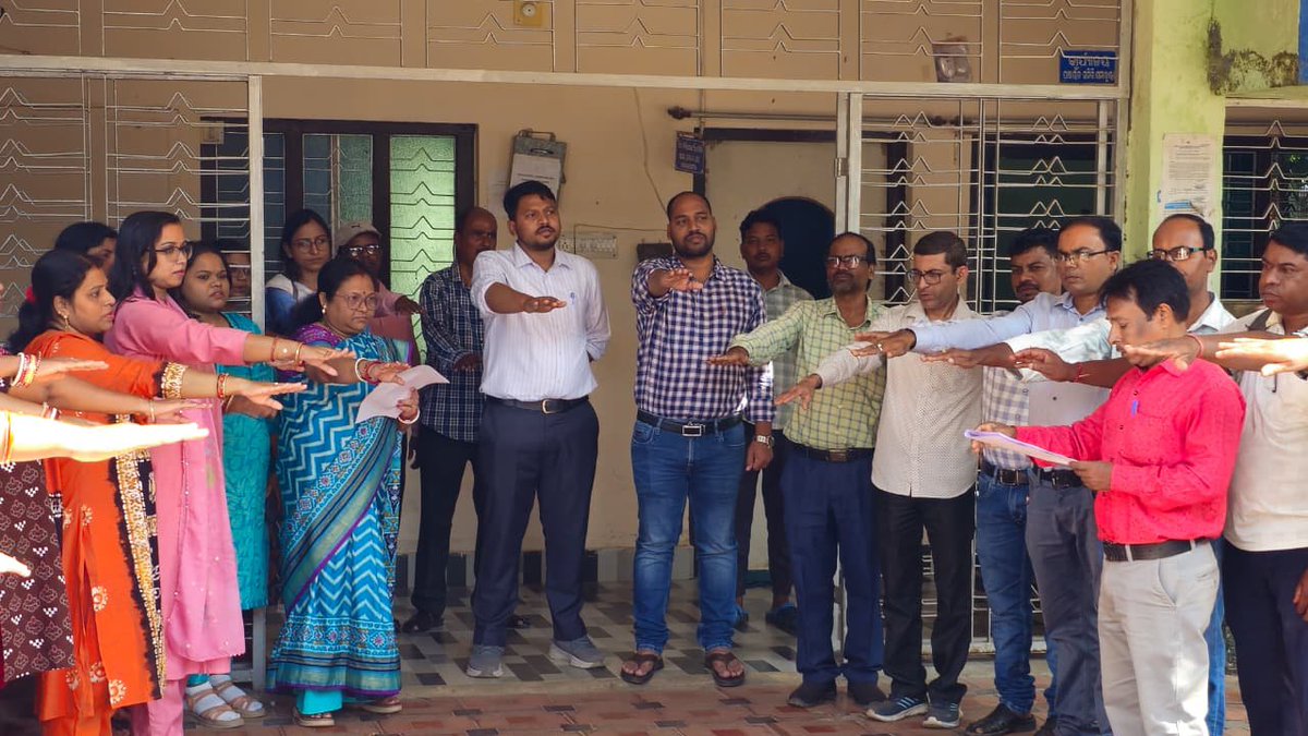 DM_Mayurbhanj's tweet photo. @IPR_Odisha @SecyChief @CMO_Odisha @GaneshRamBJP @dr_kcmahapatra @rdmodisha @spmayurbhanj @odisha_police @PIBBhubaneswar @MohanMOdisha #рм╕рм╛рмзрнБрмдрм╛рм░_рм╢рмкрме_рмкрм╛рма
#рмжрнБрм░рнНрмирнАрмдрм┐_рмирм┐рммрм╛рм░рмг_рм╕рмЪрнЗрмдрмирмдрм╛_рм╕рмкрнНрмдрм╛рм╣рнирнжрнирнм
рмжрнБрм░рнНрмирнАрмдрм┐ рмирм┐рммрм╛рм░рмг рм╕рмЪрнЗрмдрмирмдрм╛ рм╕рмкрнНрмдрм╛рм╣ рмкрм╛рм│рми рмЕрммрм╕рм░рм░рнЗ рмЖрмЬрм┐ рморнЯрнВрм░рмнрмЮрнНрмЬ рмЬрм┐рм▓рнНрм▓рм╛рм░ рммрм┐рмнрм┐рмирнНрми рммрм┐рмнрм╛рмЧ, рммрнНрм▓рмХ, рмдрм╣рм╕рм┐рм▓ рмХрм╛рм░рнНрмпрнНрнЯрм╛рм│рнЯрм░рнЗ рм╢рмкрме рмкрм╛рма рмХрм╛рм░рнНрмпрнНрнЯрмХрнНрм░рмо рмЕрмирнБрм╖рнНрмарм┐рмд рм╣рнЛрмЗрмпрм╛рмЗрмЫрм┐ ред
#VigilanceAwarenessWeek #AntiCorruption #SayNoToCorruption #IntegrityForNation https://t.co/RskaBVagjH