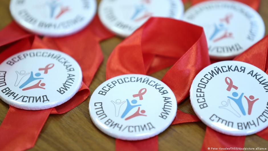 dw_russian's tweet photo. В 27 регионах России эпидемия ВИЧ вышла за пределы групп риска и достигла высшей - генерализованной стадии. Это означает, что вирус распространяется не только в группах риска, но охватывает все слои населения, пишет "Независимая газета" https://t.co/57wYcjsETp https://t.co/AzGeT0K1yW