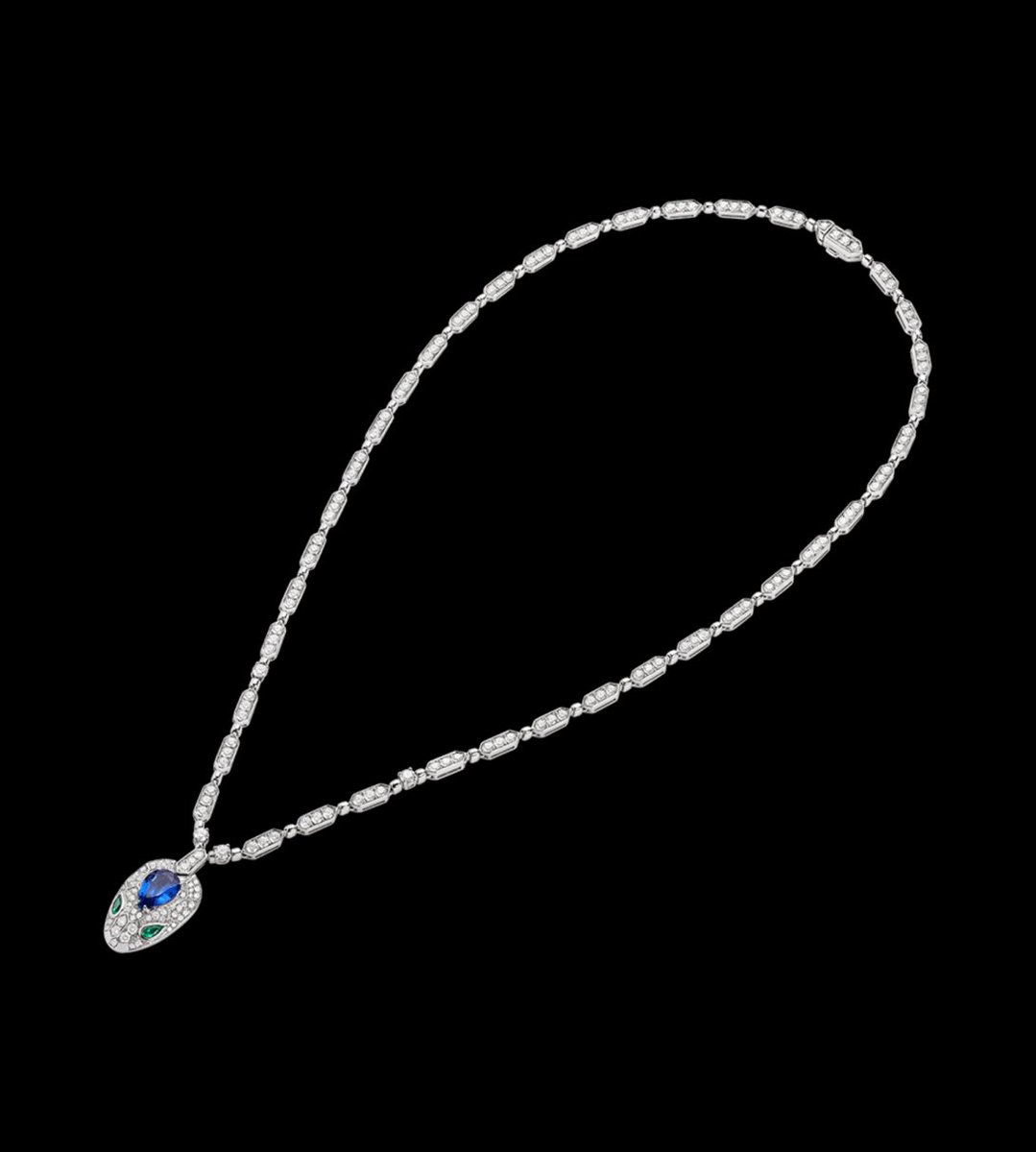 GabriHxyes_'s tweet photo. @femaleqxnn En ella habia un collar, un anillo, unos pendientes y una pulsera de zafiros-

Es de una sola oleccion. Llamada Serpenti.... https://t.co/xRU5MO4oRy
