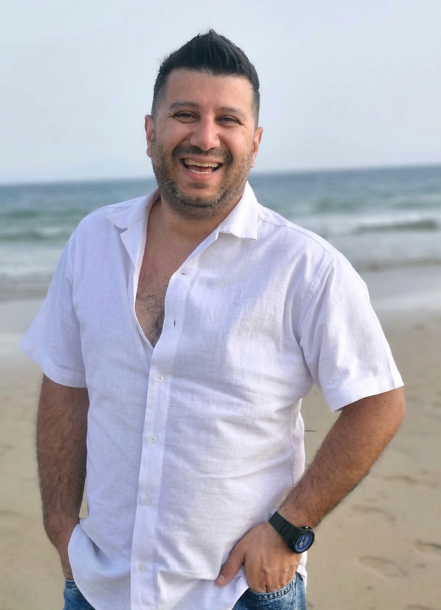 Realneo101's tweet photo. حکم اعدام حسن گلشن‌نژاد، از بازداشت‌شدگان دی‌ماه، صادر شد.

طبق معمول، با اتهام واهی جاسوسی برای اسرائیل می‌خوان اعدامش کنن.

حسن بی‌گناهه. یه پدره، یه مرد خانواده‌ست. انسانی شریف که برای آزادی و آبادی ایران به خیابون رفت.

صدای این پدر باشیم. https://t.co/pJYlanmpTq