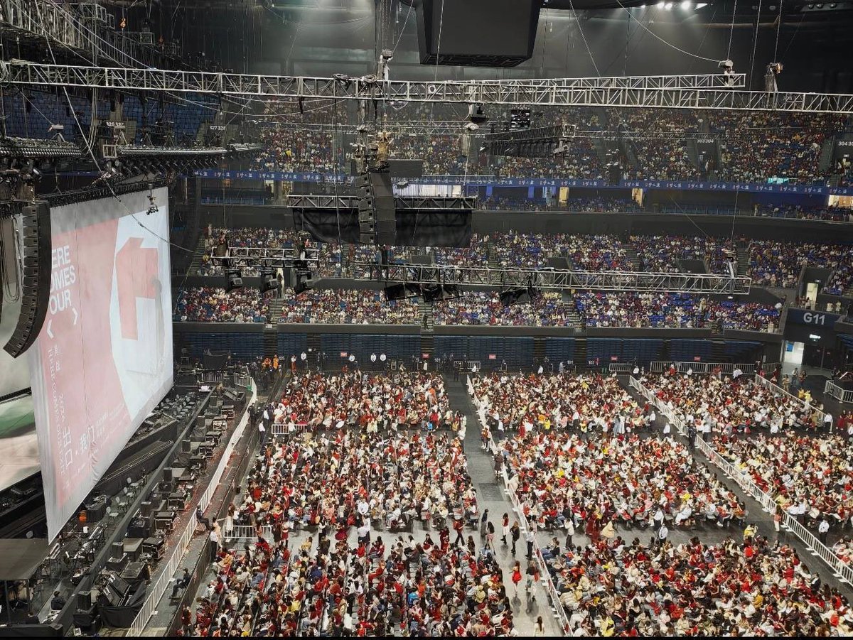 Kajeabbb's tweet photo. @ForCdrama Normally, it's not wrong that CP of any artist going to their fav's concert, but your post is fake. 
The pic are color edited and our acc that never posdt about his concert news such as 5M reservations dare to speak about him. how jealously. https://t.co/8wwsi9il8O