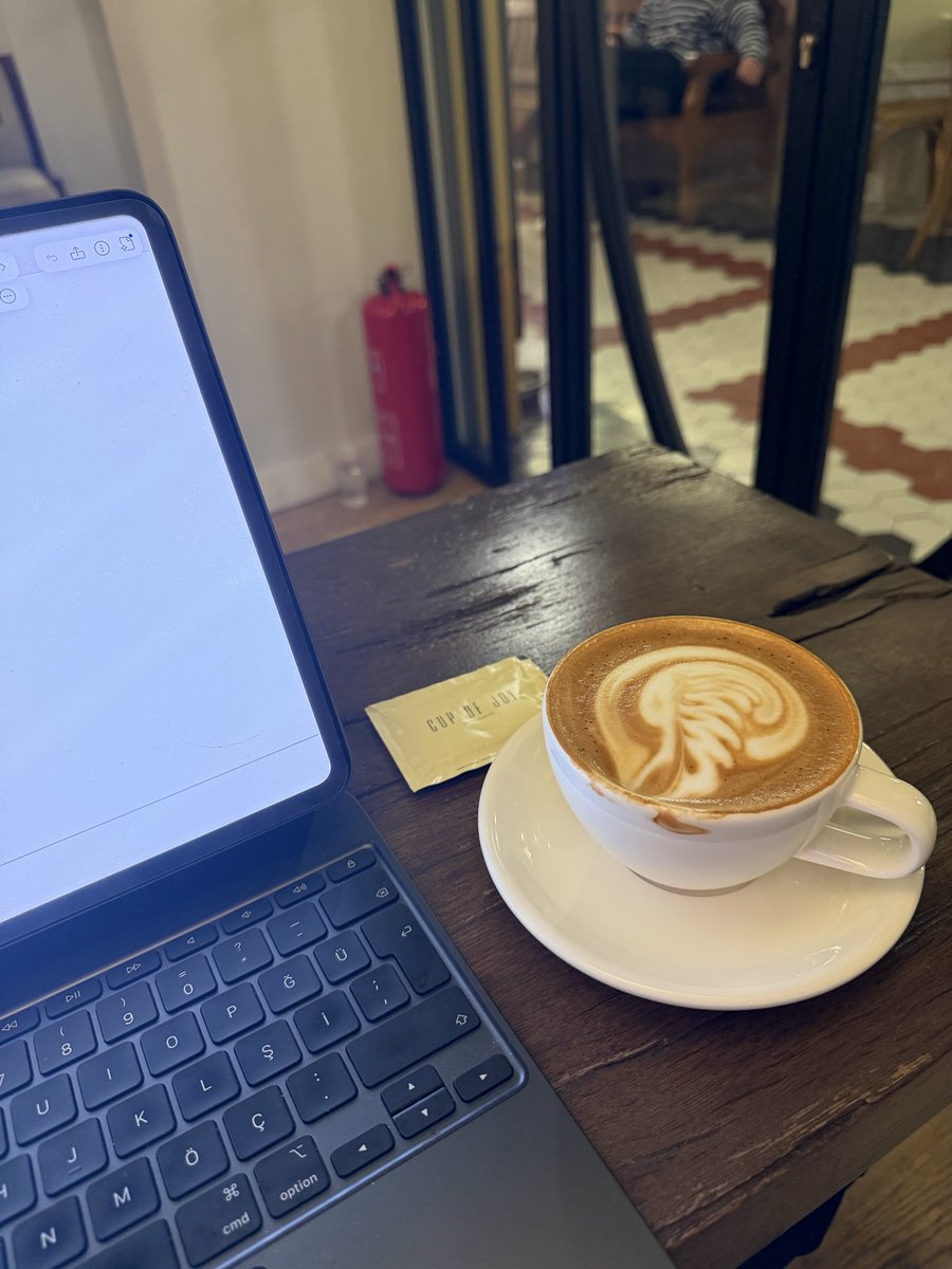 Begmla's tweet photo. Günün başlangıcı ve bitişi 📚☕️ https://t.co/vvvEzEJq6T