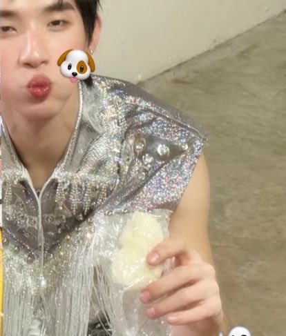 Churipat's tweet photo. เขาว่าน้องหมามันหวงเจ้าของ🐶 https://t.co/AqkkWzm6YY