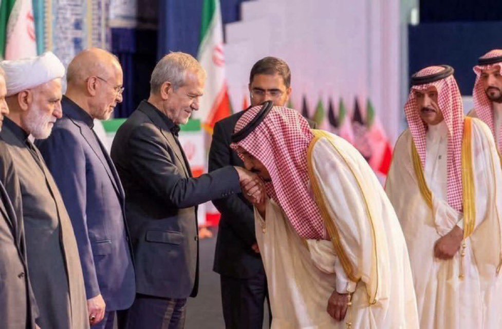 Aristotle_Tha's tweet photo. 1. زيارة خالد بن سلمان ليست دبلوماسية بل هي إعلان وفاة المظلة الأمريكية وشهادة ميلاد "تسوية وجودية" مع إيران. من يظنها مجرد جولة بروتوكولية، فهو يجهل أن السياسة تُكتب بالدماء والخرائط، لا بالبيانات. إليكم التفكيك
🧵👇تابع الثريد 1..... 5

#أرسطو_X #طهران #الرياض #حلف_مكة https://t.co/S6yYGWRMxk