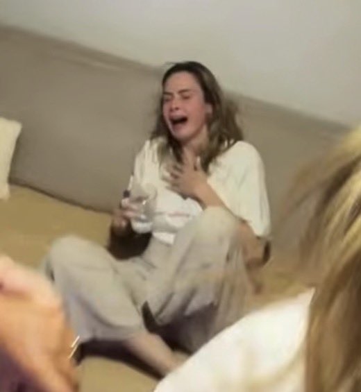 favsxmaraisa's tweet photo. a Ana Paula véi KKKKKKKKKKKKKKKKKKKKKK tô me acabando de rir https://t.co/xWifF0b58H
