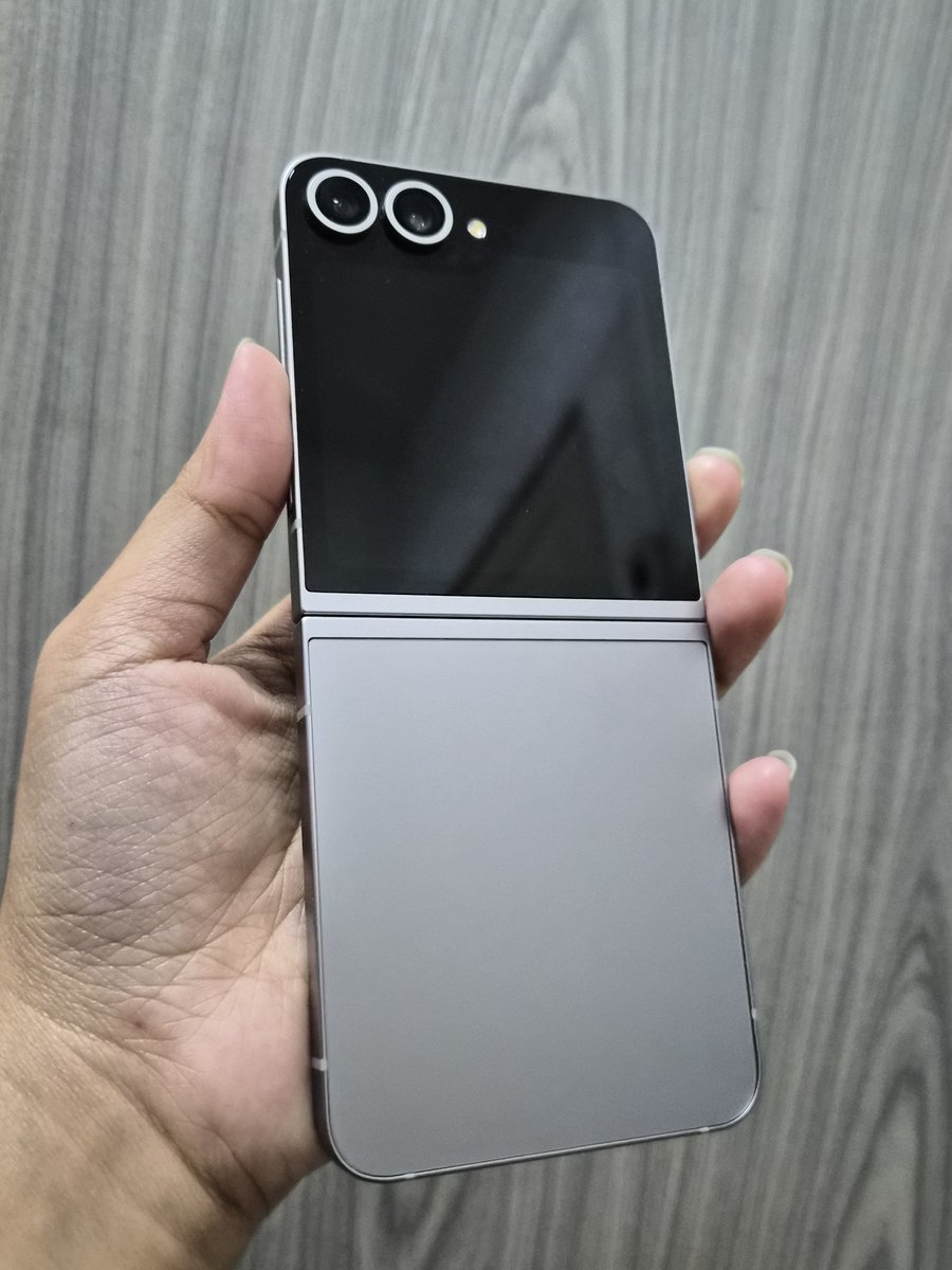 ployploy1905's tweet photo. Samsung galaxy z flip 6  12/256 
9,000 จัดส่งฟรีค่ะ 
⭐️เครื่องไม่มีตำหนิค่ะ สภาพภายนอกและภายในใหม่มากๆ  เครื่องสวย ถ่ายรูปสวย การใช้งานปกติทุกอย่าง 
✨️มีแต่ตัวเครื่องนะคะ
🌈แถมเคส casetify แท้ไปให้ค่ะ
#ส่งต่อซัมซุง #โทรศัพท์มือสอง #โทรศัพท์มือ2  #มือถือมือ2 #ซัมซุง #Samsung https://t.co/MwbBACnl42