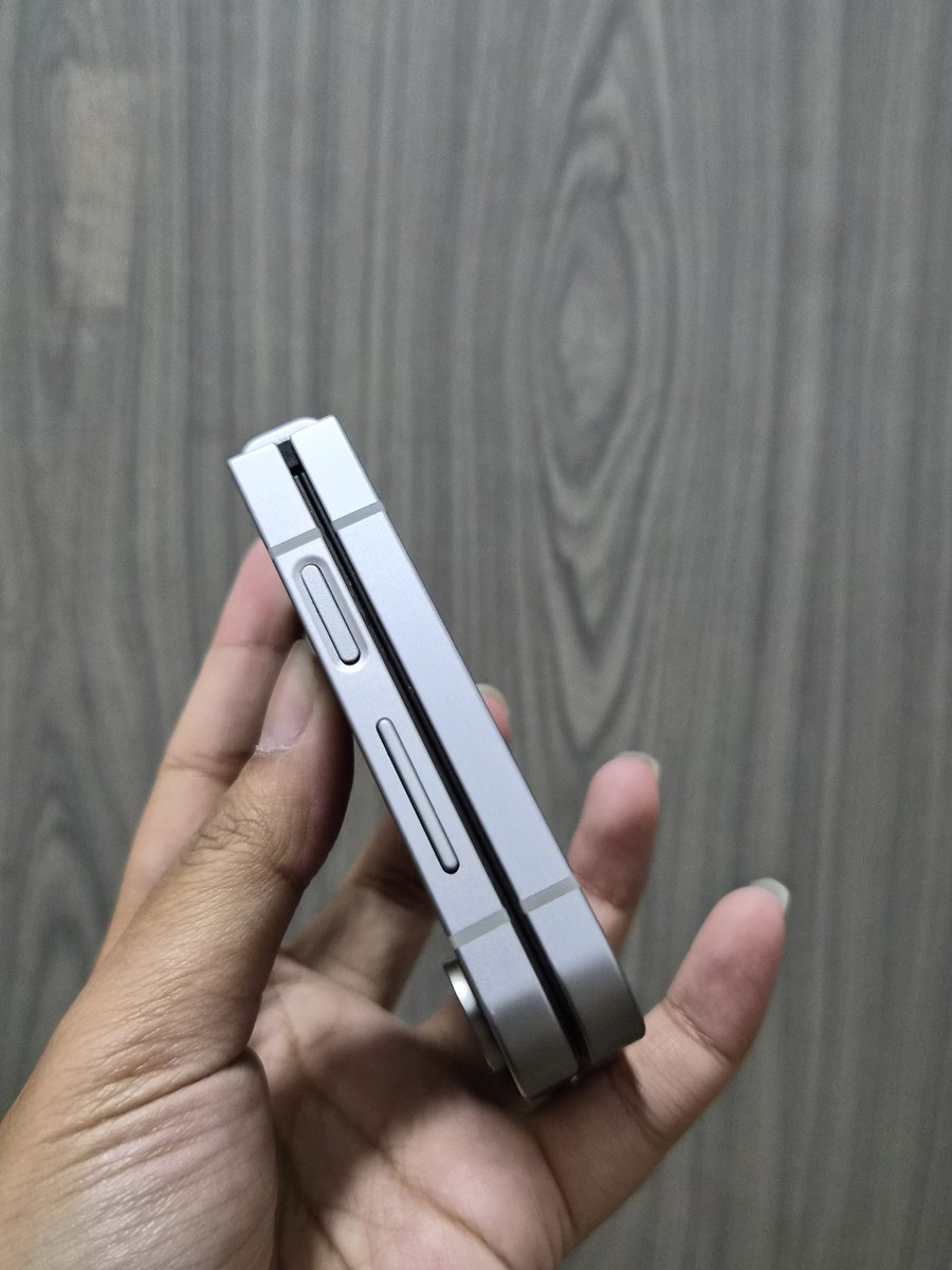ployploy1905's tweet photo. Samsung galaxy z flip 6  12/256 
9,000 จัดส่งฟรีค่ะ 
⭐️เครื่องไม่มีตำหนิค่ะ สภาพภายนอกและภายในใหม่มากๆ  เครื่องสวย ถ่ายรูปสวย การใช้งานปกติทุกอย่าง 
✨️มีแต่ตัวเครื่องนะคะ
🌈แถมเคส casetify แท้ไปให้ค่ะ
#ส่งต่อซัมซุง #โทรศัพท์มือสอง #โทรศัพท์มือ2  #มือถือมือ2 #ซัมซุง #Samsung https://t.co/MwbBACnl42
