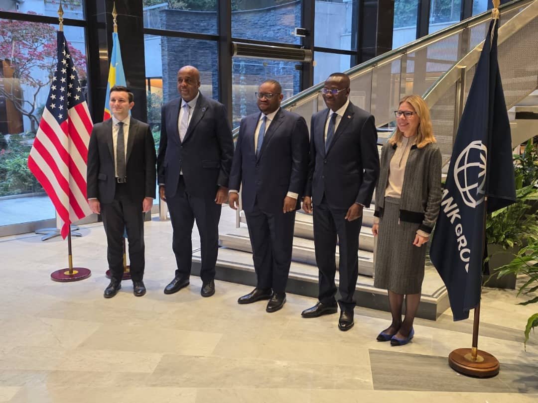 MUYENEBONHmozc's tweet photo. 📍Paris, 26 octobre 2026 | INGA 3 | LA RDC ET LES ÉTATS-UNIS ACCÉLÈRENT LA STRUCTURATION DU PROJET HYDROÉLECTRIQUE

Le Ministre des Ressources Hydrauliques et de l’Électricité, S.E. Aimé SAKOMBI MOLENDO, a pris part, aux côtés des membres des Gouvernements congolais et américain ainsi que des représentants de la Banque mondiale, à la réunion inaugurale du Comité de coordination et de gouvernance du projet Grand Inga.

Organisée dans le cadre de l’Accord de partenariat stratégique RDC–États-Unis, cette rencontre technique a permis d’examiner les options de développement du projet, les conditions de sa viabilité économique et financière, les mécanismes de mobilisation des financements ainsi que les prochaines étapes de sa mise en œuvre.

À cette occasion, le Ministre a réaffirmé qu’Inga 3 doit constituer un levier majeur de souveraineté énergétique, d’industrialisation et d’intégration régionale, tout en s’inscrivant dans une stratégie nationale de diversification du mix énergétique et de modernisation des réseaux électriques.

« Le défi n’est plus de démontrer le potentiel d’Inga, mais notre capacité collective à le réaliser au bénéfice du peuple congolais. »

Cette démarche s’inscrit dans la vision du Président de la République, Chef de l’État, S.E. Félix-Antoine TSHISEKEDI TSHILOMBO, visant à transformer l’immense potentiel hydroélectrique de la RDC en capacités de production effectives, au service des ménages, de l’industrie et du développement économique national. @molendosakombi @LikundeR @Presidence_RDC @SuminwaJudith @PrimatureRDC @DeniseNyakeru @FelixUdps @tresorkanda2 @LihauEbua