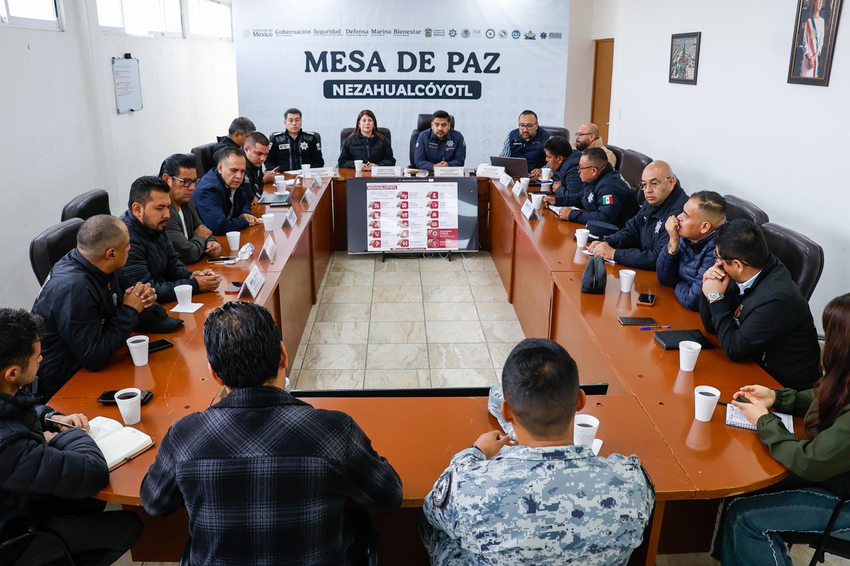 Adolfo_Cerqueda's tweet photo. Este lunes iniciamos la semana con la reunión del #GabineteDeSeguridad, donde revisamos las acciones que seguimos realizando para reforzar la seguridad y afinamos los detalles del operativo especial con motivo del #DíaDeMuertos, el cual realizaremos en coordinación con las distintas áreas que integran nuestra Mesa de Paz. 🕯️💀

Queremos que las familias disfruten estas fechas con tranquilidad, ya sea al visita el  panteón municipal, participar en las actividades de #NezaMictlán2026 o convivir con sus seres queridos. Por eso, mantendremos la coordinación y la presencia en todo el municipio para prevenir incidentes y brindar atención oportuna a quienes lo necesiten.

#PorAmorANeza❤️