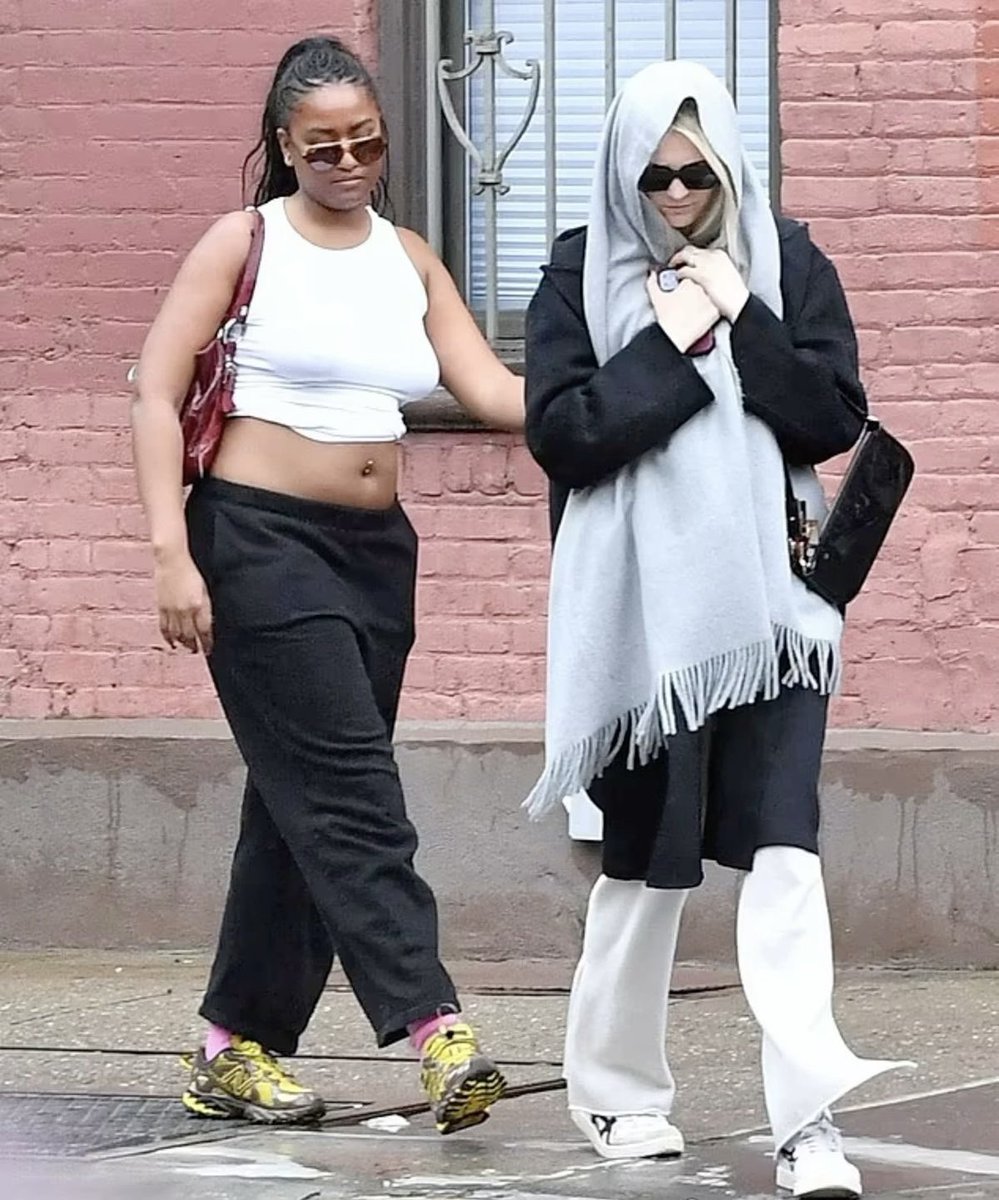 blacktwiterthrd's tweet photo. Sasha Obama spotted out in NYC with her girlfriend. https://t.co/vysLEtPPYJ