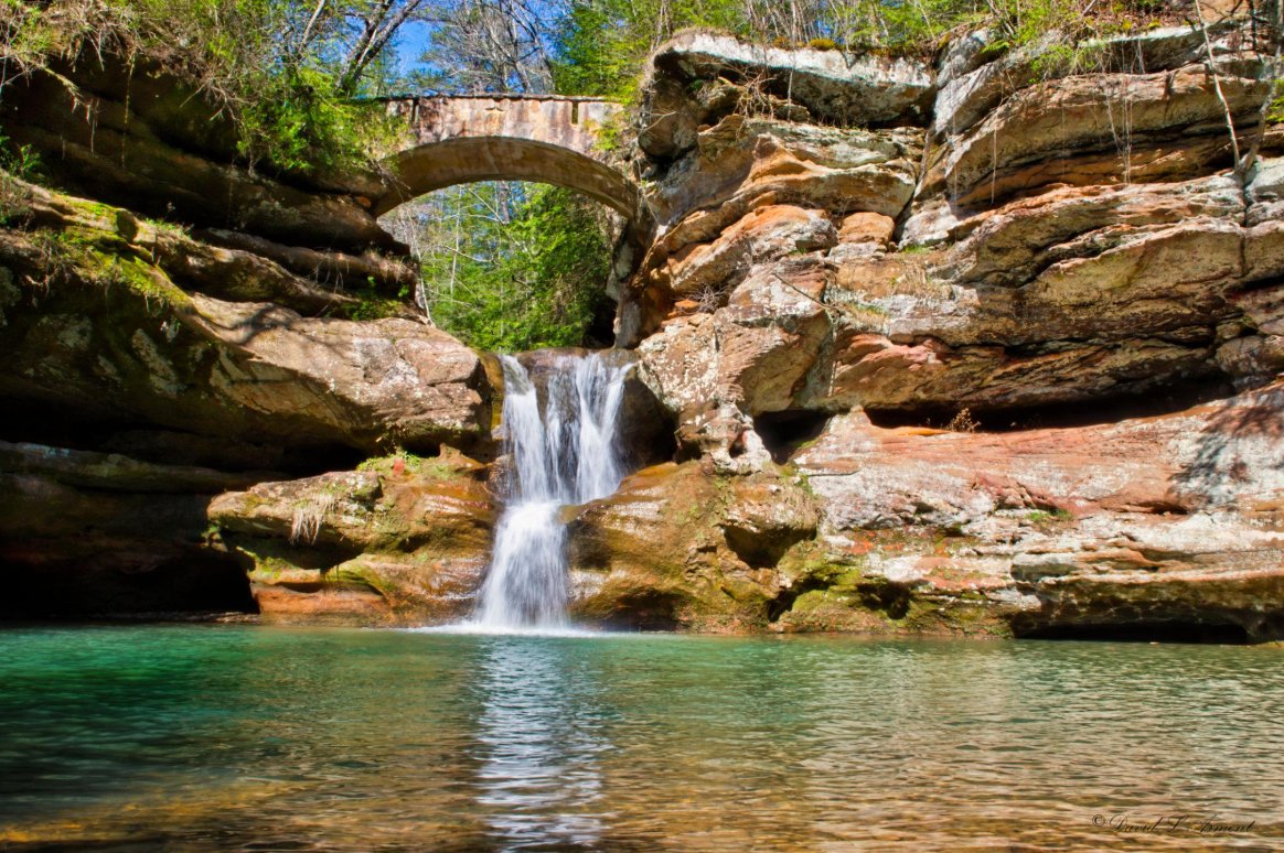 TimelessTrvlr's tweet photo. When people think of incredible American landscapes, Ohio probably isn't the first state that comes to mind.

Hocking Hills might change that. The region is filled with sandstone cliffs, waterfalls, deep gorges and enormous recess caves. https://t.co/HuNrQ0SGxL