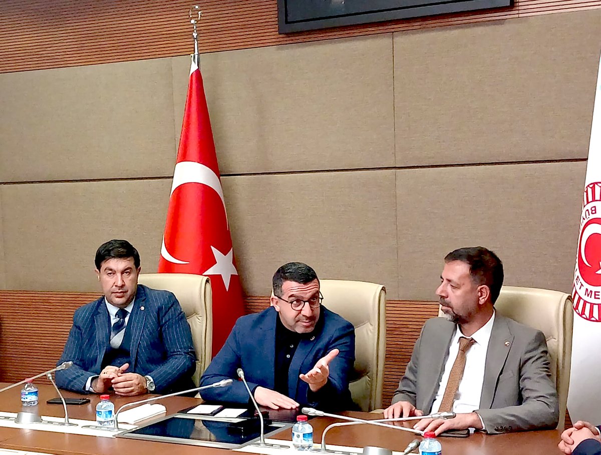 Ademcalkin's tweet photo. 📍 TBMM

Gazi Meclis'imizde;
Kars Ticaret ve Sanayi Odası Başkanımız  Kadir Bozan, Meclis Başkanımız  Zülküf Kop ile Yönetim Kurulu Üyelerimizi, Kars Milletvekilimiz Sayın İnan Akgün Alp ile birlikte ağırladık.

▶️  Kars'ımız ticareti,
▶️  Serhat şehrimizin konumu ve bölgemizdeki ticari faliyetler.
▶️  Şehrimizin ekonomisinde olmazsa olmaz dinamikler,
▶️  Mevcut ticaret potansiyelimizi artırmanın yolları,
▶️  Hayvan pazarlarımızın durumu,
▶️  Sanayi odamız için ek bina yapılması,
▶️  Kars'ımız için ikinci bir organize sanayi bölgesi, mevcut OSB'nin ilave ile büyütülmesi,
▶️ Katı atık bertaraf tesisi,
▶️ Düve üretim merkezi,
▶️ Yeni dönem ve Kars ticaretimiz üzerine istişarede bulunduk.

Kars'ımız, onun gelişmesi ve kalkınması için var gücümüzle çalışmaya devam edeceğiz.

Tekrar Kars Ticaret ve Sanayi Odası Başkanlığına seçilen Başkanımız Kadir Bozan ve Yeni Yönetimi tebrik ediyor, nazik ziyaretleri için teşekkür ediyor, yeni dönemde serhat şehrimiz için yapacakları çalışmalarda başarılar diliyorum.
#KarsİçinCanlaBaşla