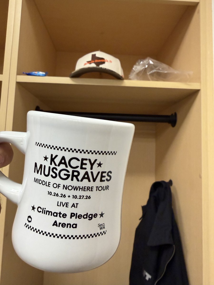 Darthurzoo's tweet photo. Cup of joe for the final shows https://t.co/aNpKSinyHC
