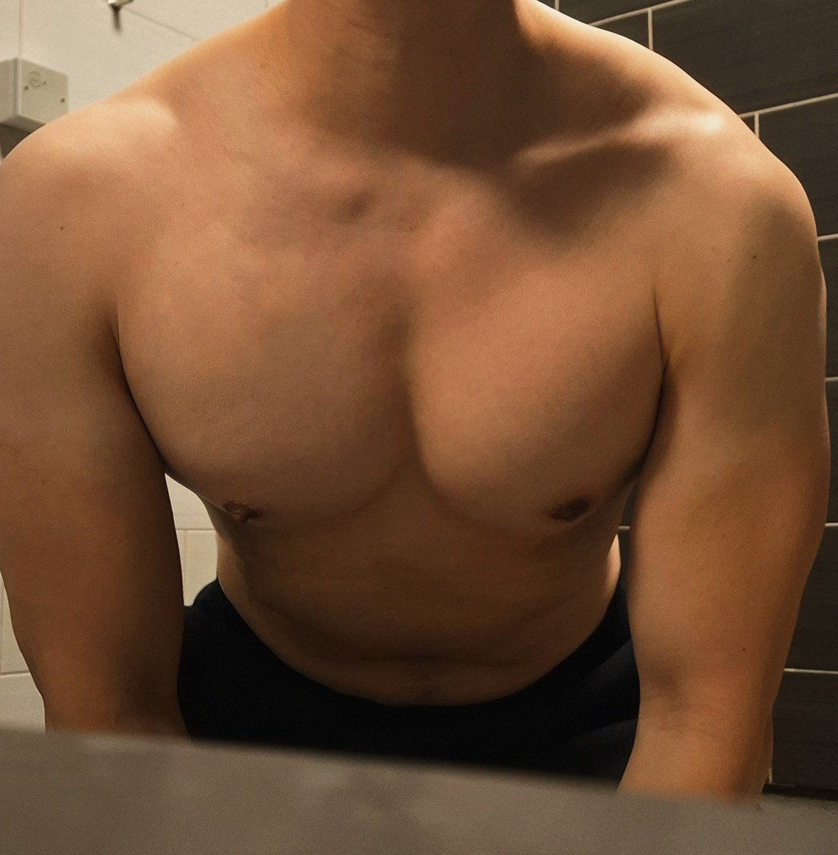FreakPec's tweet photo. #hkgay
#muscle
#pec
夜gym ②
喺更衣室跪低咗
比佢影咗幾張相
同撚咗胸肌幾下
佢想我幫佢吹
吾好意思
吾會幫人吹
最多幫佢打
點知我未出
佢玩肌肉都玩到出咗
吾緊要
爽就好
吾一定要一齊完事
但我自己點埋尾呢
❨待續❩ https://t.co/4Ju4DUpmdR