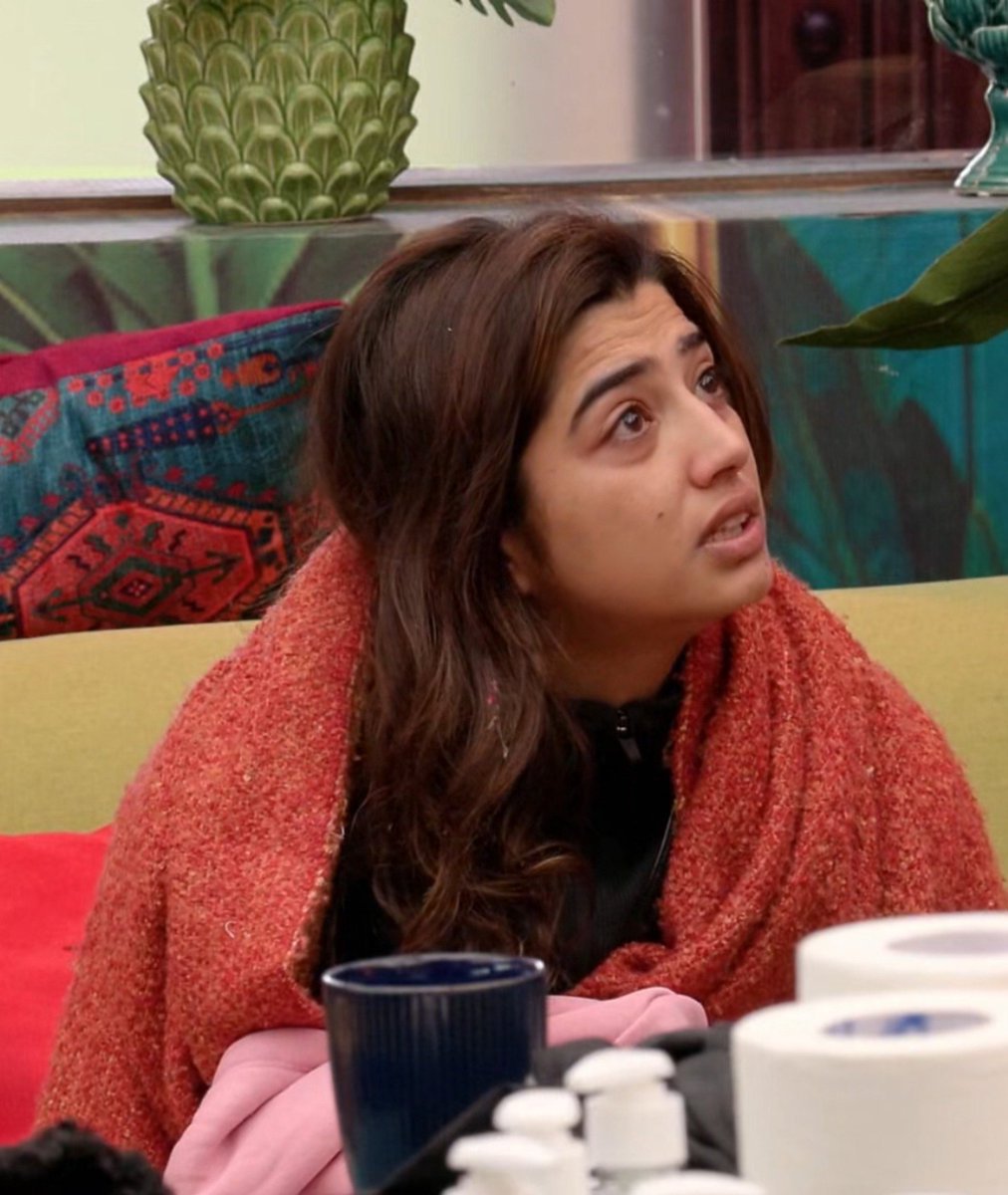 samayhuun21's tweet photo. It's okay guys She just asking that assurance ke wo jo bahar jake carrier me help karne wale Waade the wo abhi bhi hai ya End ho gya 😭🤣

BTW THIS WHAT KAASHVI TALKING ABOUT! 
#BiggBoss20 #ScoutOP https://t.co/4h2B9aoZf1