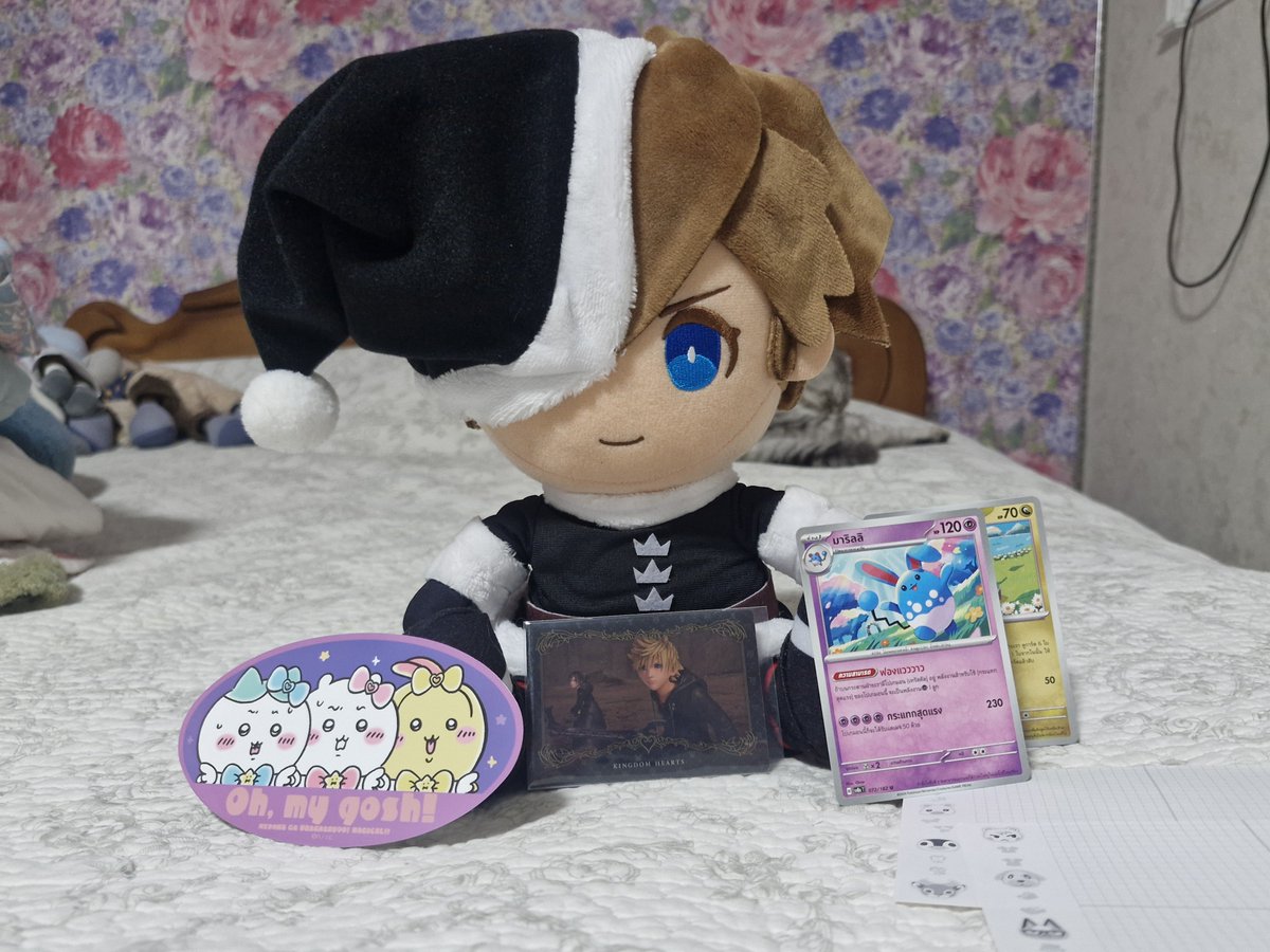 Mieva0's tweet photo. Omg I ordered Sora plush and the seller included a bunch of little trinkets as a gift, along with a card featuring Roxas and Xion.I absolutely love this fandom😭🩷🩷🩷 https://t.co/aI8f1hFeyw