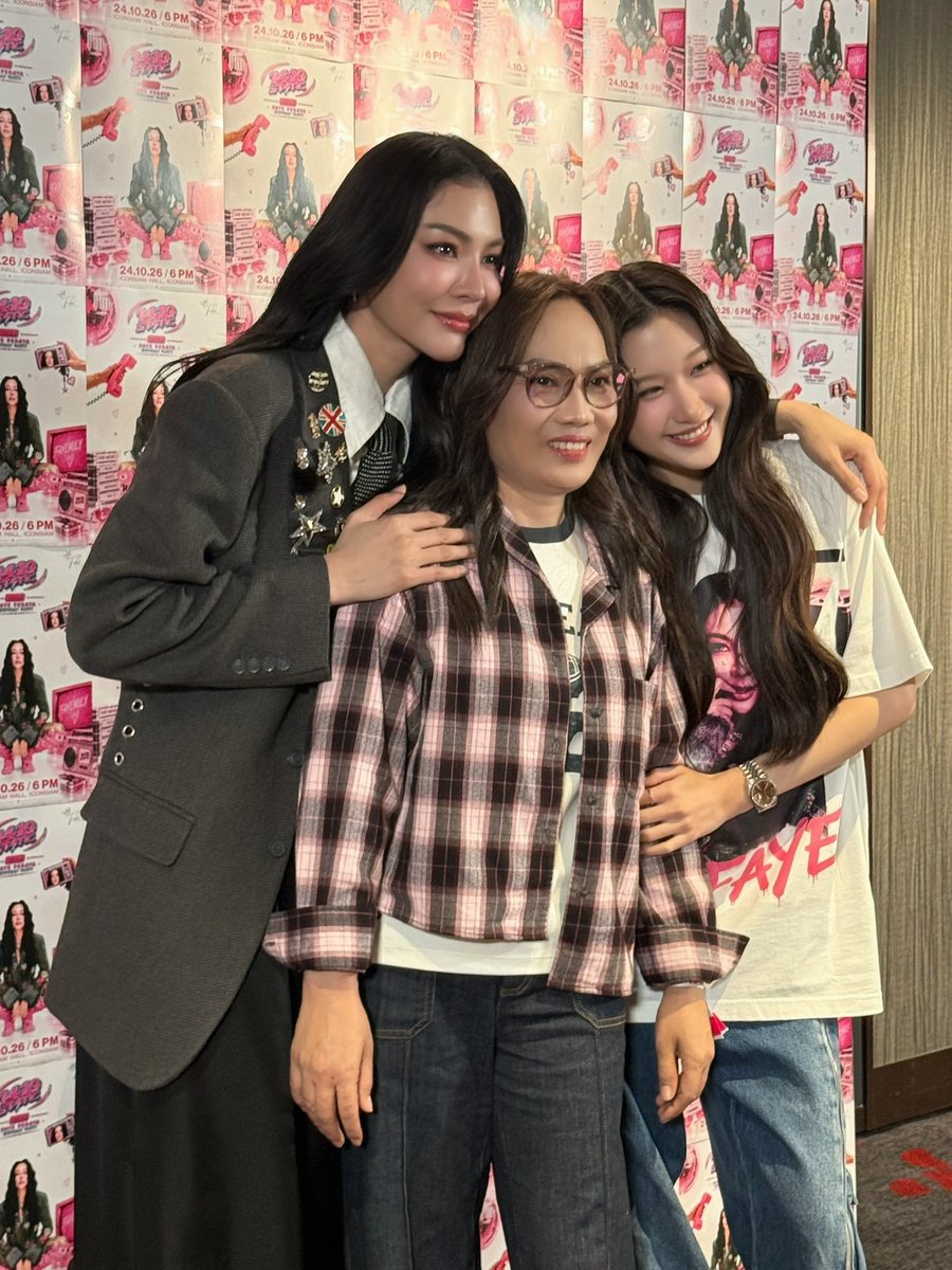s1mp4faye's tweet photo. I love that they are so comfortable with each others family and friends 😭😭😭😭

#FayeAtom #FayePeraya #AtomPariya https://t.co/uQSYeDaYVP