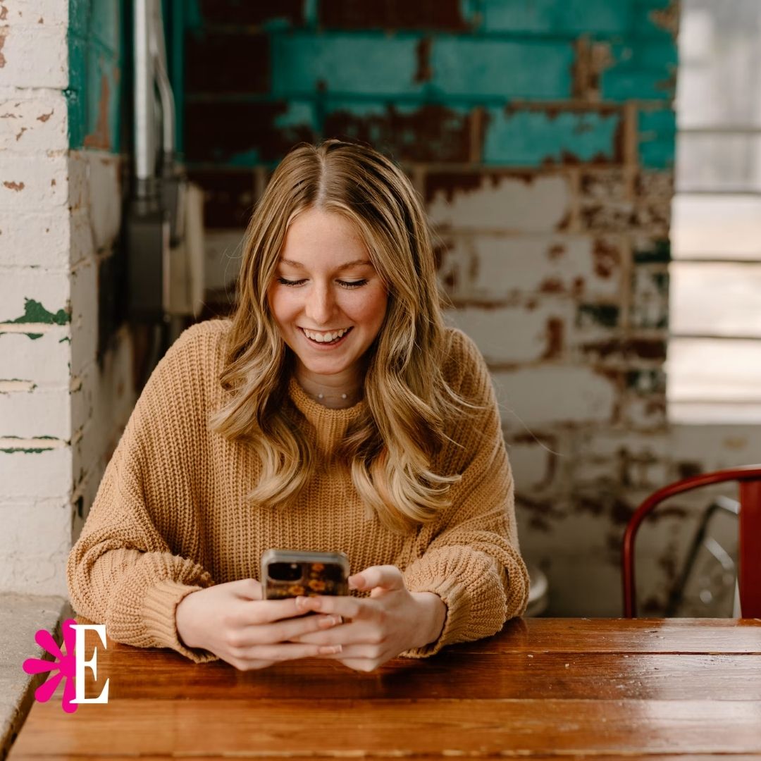 Estampas's tweet photo. #Estampas | ¡Llamadas en WhatsApp sin tener cuenta! 📞 Meta permite unirse a videoconferencias como invitado desde la web. Para activarlo: genera un enlace de llamada en la app, compártelo y aprueba el paso del invitado cuando aguarde en la sala de espera. 🌐✨ #RedesSociales https://t.co/7x1SYIT8eO