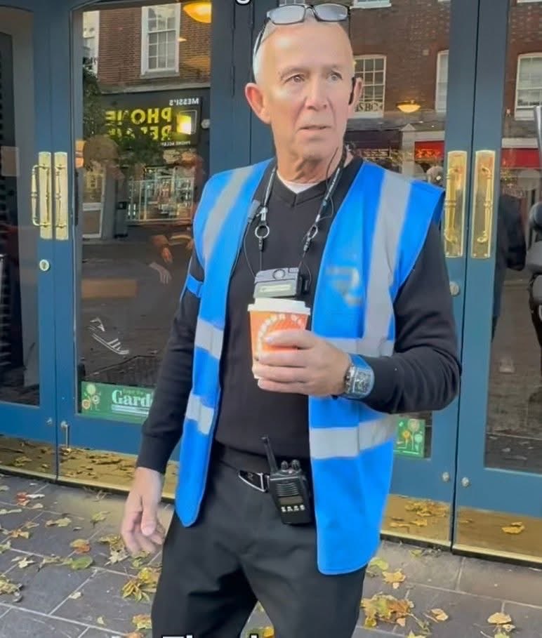 Kevin85952150's tweet photo. This C**t needs to be made famous weatherspoons twat https://t.co/igIFw9m3or