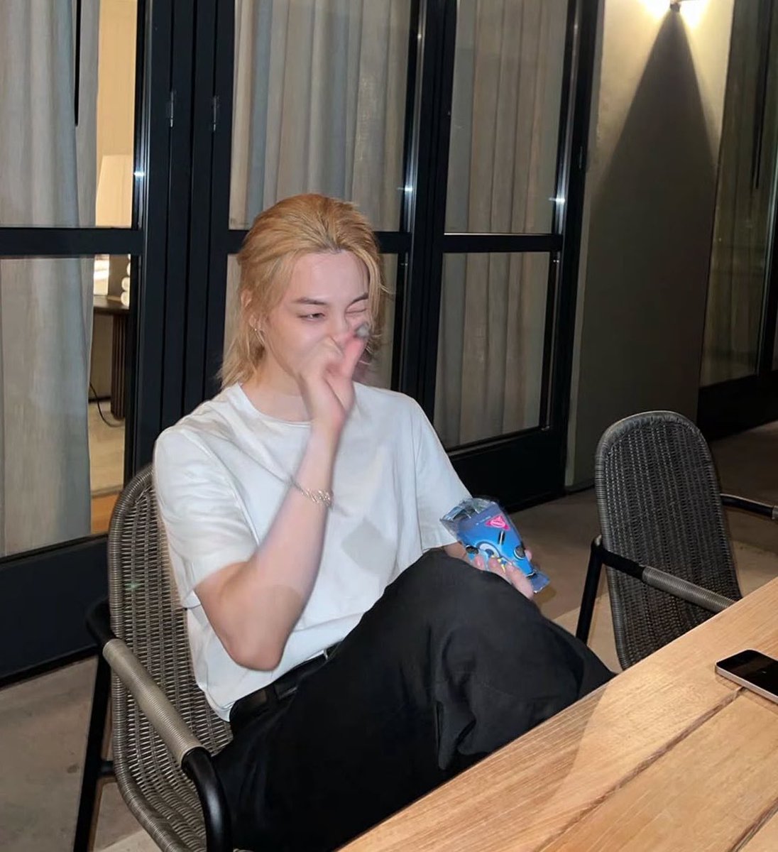 jminahs's tweet photo. why would he do this to me https://t.co/p6WIzMB3Z2