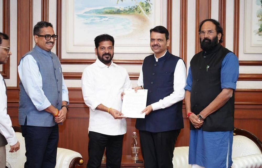 TeluguScribe's tweet photo. ఎల్ నినో డైవర్షన్ కోసం రేవంత్ రెడ్డి మహారాష్ట్ర పర్యటన డ్రామా

తెలంగాణ కరువుతో అల్లాడుతున్నది కాంగ్రెస్ ప్రభుత్వం వల్లేనని ప్రజలు ఆగ్రహంతో ఉన్నారని రేవంత్ రెడ్డి డైవర్షన్ పాలిటిక్స్.

వాస్తవానికి ఎన్నో ఏళ్లుగా తమ్మిడిహట్టి ప్రాజెక్టు గురించి చర్చలు జరుగుతున్నా, 152 మీటర్ల ఎత్తుకు ఏ ప్రభుత్వమూ ఒప్పుకోలేదు.

ఈరోజు కూడా మహారాష్ట్రకు అన్యాయం జరగకపోతే ఆలోచిస్తామని, ఒక కమిటీ వేసి సాధ్యాసాధ్యాలు పరిశీలిస్తామని చెప్పిన మహారాష్ట్ర ముఖ్యమంత్రి దేవేంద్ర ఫడ్నవీస్.

అయితే గతంలో కేసీఆర్, హరీష్ రావులతో పాటు ఎందరో సీనియర్ ఇంజనీర్లు ఎంత డబ్బు, నష్టపరిహారమైనా ఇస్తామని చెప్పినప్పటికీ తమ్మిడిహట్టి కట్టేందుకు నిరాకరించిన ఆనాటి మహారాష్ట్ర ప్రభుత్వం.

తమ్మిడిహట్టి దగ్గర తెలంగాణకు నీళ్లు లభించవని కేంద్ర ప్రభుత్వం ఎన్నోసార్లు చెప్పినా, మహారాష్ట్ర ప్రభుత్వం అందుకు ఒప్పుకోదని తెలిసినా కేవలం డైవర్షన్ కోసమే రేవంత్ రెడ్డి మహారాష్ట్ర పర్యటనకు వెళ్లినట్టు చర్చలు.

కరువుకు కాంగ్రెస్ కారణమని తెలంగాణ ప్రజలంతా చీదరించుకుంటున్నారని, వారి దృష్టిని మరల్చడానికే ఈ తమ్మిడిహట్టి డ్రామాను తెరపైకి తెచ్చినట్టు నిపుణుల విమర్శలు.