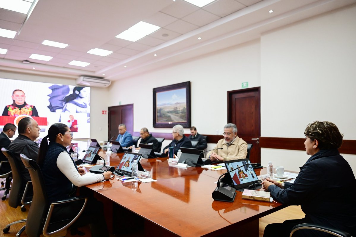 delfinagomeza's tweet photo. Iniciamos las actividades de esta semana en el Palacio de Gobierno, la Casa del Pueblo mexiquense, donde llevamos a cabo la reunión de la Mesa de Paz.
Revisamos los resultados en seguridad y trazamos las estrategias para continuar con los avances que las familias mexiquenses merecen para vivir con tranquilidad.
#ElPoderDeServir