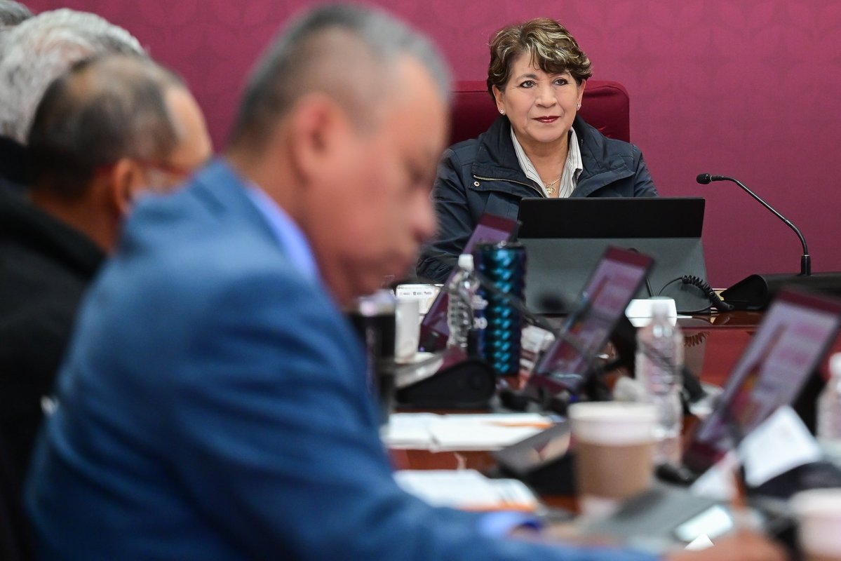 delfinagomeza's tweet photo. Iniciamos las actividades de esta semana en el Palacio de Gobierno, la Casa del Pueblo mexiquense, donde llevamos a cabo la reunión de la Mesa de Paz.
Revisamos los resultados en seguridad y trazamos las estrategias para continuar con los avances que las familias mexiquenses merecen para vivir con tranquilidad.
#ElPoderDeServir