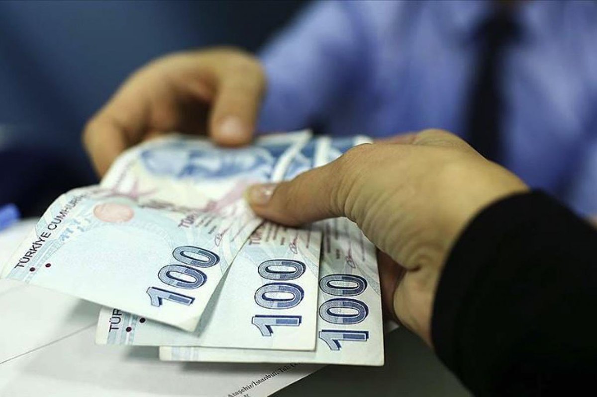 haberfilesi's tweet photo. KADEMELİ EMEKLİLİK İÇİN MECLİS’E KANUN TEKLİFİ SUNULDU

DEM Parti Grup Başkanvekilleri Gülistan Kılıç Koçyiğit ve Sezai Temelli, Meclis Başkanlığı’na sundukları kanun teklifinde, çalışma yaşamları benzer ve prim yükümlülüklerini yerine getiren yurttaşların emeklilik hakkına erişiminde ortaya çıkan ağır farklılıkların giderilmesi gerektiğine dikkat çekti.

Halkların Eşitlik ve Demokrasi Partisi (DEM Parti) Grup Başkanvekilleri Gülistan Kılıç Koçyiğit ve Sezai Temelli, 8 Eylül 1999’dan sonra sigortalı olanların emeklilik koşullarının kademeli olarak yeniden düzenlenmesi amacıyla Meclis Başkanlığı’na kanun teklifi sundu. Kanun teklifinde, emekliliğin yurttaşların çalışma hayatları boyunca ürettikleri değerin, ödedikleri primlerin ve harcadıkları emeğin karşılığını alabilmelerinin temel güvencelerinden biri olduğu, piyasa koşullarına terk edilebilecek bir ayrıcalık değil sosyal devletin güvence altına almakla yükümlü olduğu temel bir sosyal hak olduğu belirtildi.

Teklifin gerekçesi

Gerekçede, Türkiye’de emeklilik sisteminde 1999’dan itibaren yapılan değişikliklerin milyonlarca çalışanın yaşamını doğrudan etkilediği, 4447 sayılı Kanun ile yaş şartının sistemin temel unsurlarından biri hâline getirildiği, Anayasa Mahkemesinin iptal kararının ardından 2002’de çıkarılan 4759 sayılı Kanun ile geçiş koşullarının yeniden belirlendiği, 2008’de yürürlüğe giren 5510 sayılı Kanun’un ise sosyal güvenlik sistemini yeni bir çerçeveye taşıdığı ifade edildi. Bu değişiklikler sonucu 8 Eylül 1999’dan önce ve sonra sigortalı olanlar arasında emeklilik hakkına erişim bakımından önemli farklılıklar ortaya çıktığı, 2023’te 7438 sayılı Kanun ile 8 Eylül 1999 ve öncesinde sigortalı olanların belirli koşullarla yaş şartı aranmaksızın emekli olabilmelerinin önü açıldığı ancak hemen sonraki dönemde sigortalı olan çalışanların bu düzenlemenin dışında kaldığı, böylece çalışma hayatına giriş tarihindeki sınırlı bir farkın emekliliğe erişim süresinde uzun yıllara yayılan sonuçlar doğurabildiği belirtildi.

Giderilmesi gereken sorun

Sigortalılık başlangıç tarihleri birbirine yakın, çalışma yaşamları benzer ve prim yükümlülüklerini yerine getiren yurttaşların emeklilik hakkına erişiminde ortaya çıkan ağır farklılıkların sosyal devlet ilkesi açısından giderilmesi gereken bir sorun olduğu vurgulandı. Mağduriyetin yalnızca emeklilik tarihinin ertelenmesinden ibaret olmadığı, ileri yaşlarda iş bulma güçlüğü, güvencesiz çalışma, düşük ücretler, işsizlik ve gelir kaybının emekliliğe erişimi geciken yurttaşların yaşam koşullarını ağırlaştırdığı, çalışma gücü azalan ancak emekli aylığına erişemeyen yurttaşların ekonomik ve sosyal güvencesizlikle karşı karşıya kaldığı kaydedildi.

Teklifle, 8 Eylül 1999 tarihinden sonra ve 30 Nisan 2008 tarihinden önce ilk defa sigortalı olanların emeklilik yaşlarının sigortalılık başlangıç tarihine göre kademeli biçimde yeniden belirlenmesi, mevcut prim ve hizmet koşullarının korunarak emekliliğe erişimdeki orantısız farklılıkların azaltılması ve farklı sigortalılık statülerinde hakkaniyetin güçlendirilmesi amaçlandığı ifade edildi. Düzenlemenin mali etkilerinin hesaplanması, kamuoyuyla paylaşılması ve sosyal güvenlik sisteminin finansmanının adil, sürdürülebilir ve sosyal devlet ilkesiyle uyumlu biçimde planlanması da öngörüldü. Emeklilikte adaletin bir kesimin hakkını diğerinin kaybı üzerine kurmak olmadığı, emeği koruyan, öngörülebilir kurallar koyan ve geçmiş düzenlemelerin yarattığı mağduriyetleri gideren bir sosyal politika anlayışı olduğu belirtildi.