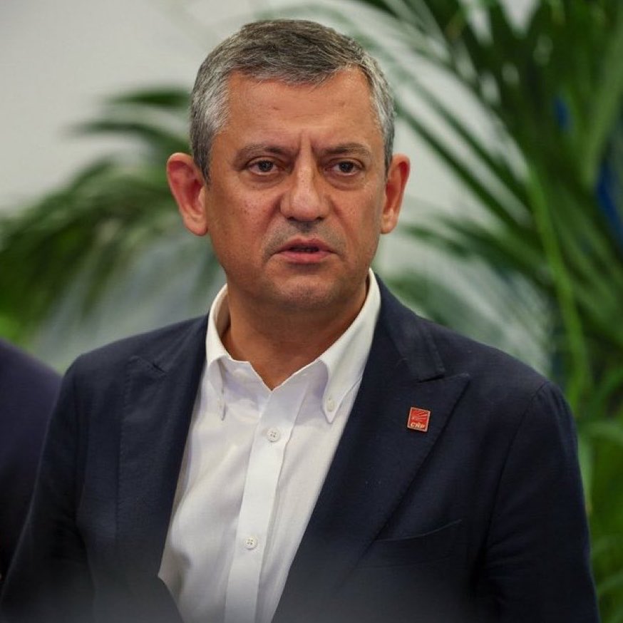 vukuathaberx's tweet photo. Ümit Özdağ'dan Özgür Özel'e:

"Hem fon listesi elimizde var deyip hem de iktidara 'Sen açıkla' diyorsanız orada başka bir pazarlık var demektir. Millet böyle pazarlık istemiyor. 

O liste benim elimde olsa hemen açıklardım." https://t.co/gaei1gRevj