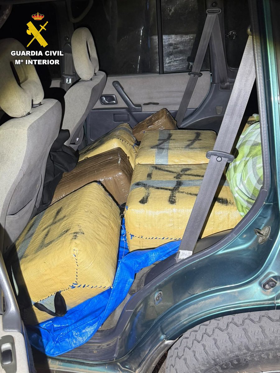 infoNCanarias's tweet photo. Detenido en Fuerteventura con 354 kilos de hachís tras el desembarco de una lancha neumática

https://t.co/cRb8fOIhQb https://t.co/7NghYhqFDR