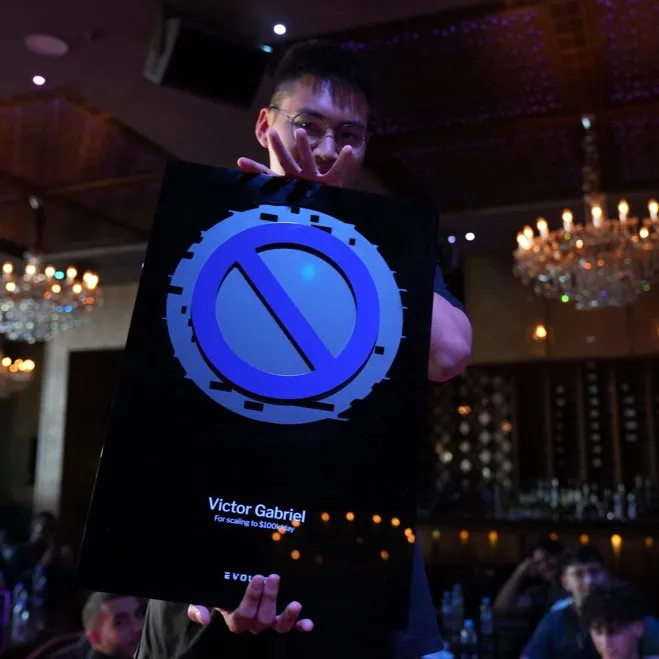 shauneng's tweet photo. I went from a broke gaming addict to helping 61 Ecom brands hit their first $100k/day.
⠀
But growing up I was average at everything.
⠀
School, sports, you name it.
⠀
Never thought getting rich was possible for a kid like me.
⠀
Then I saw a YouTube video of a kid making $1M online at 17.
⠀
Figured if I made even 10% of that, I'd already be a top 5% earner in my country.
⠀
So I went all in on dropshipping, but I only had $500 and didn't have the cashflow to keep going.
⠀
My dad gave me 3 months to make it work, or I needed to get a loan to go to a traditional university. Really didn't want that.
⠀
So I learned FB ads from a course. Spent a few weeks spamming Upwork proposals, cold DMing people, even applying for VA jobs.
⠀
Landed a media buying job at $4-5k/mth. I was making $400/mth selling vacuums for Dyson before that.
⠀
10x'd my income at 18. Big money for a kid from Malaysia.
⠀
A year later I teamed up with Spencer. We thought we were hot sh*t. Our first client was spending a few thousand a day. Threw every strategy I had at it.
⠀
They fired us within weeks. My salary went from $4-5k a month down to $1-2k.
⠀
Took me 2 more years to figure out what I was missing.
⠀
My thing wasn't the media buying. It was creative strategy. Knowing what makes an ad actually sell.
⠀
Then that same client came back.

This time I edited one video for them. It became a winning ad and we finally scaled them.
⠀
That's when I found my Zone of Genius.
⠀
The kid who was average at school, sports, everything finally found the one thing he was actually good at.
⠀
Since then that one skill has helped 61 brands hit their first $100k/day. We even scaled a brand to $800k/day on Black Friday.
⠀
If I'd never found it, I'd have burned years and a lot more money on a skill I wasn't built for.
⠀
Most people go their whole life without finding their Zone of Genius.
⠀
That's exactly what @ecomuniversity is for.

Video editing, graphic design, creative strategy, media buying, content creation, with more coming. Find the one you're built for and go all in.
⠀
My partners @spencepawliw and @karlocreates have been locked in on this all year.
⠀
It just went live. Find your Zone of Genius 👇
