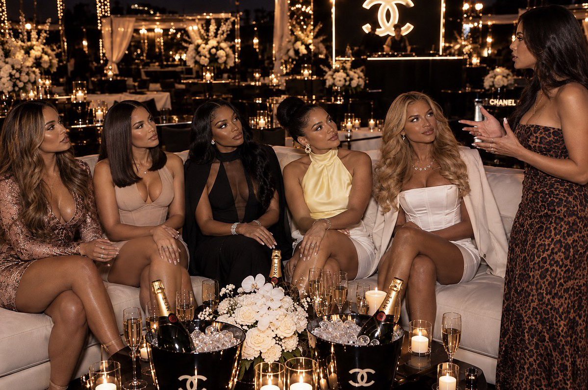 SmithCoNetwork's tweet photo. It’s the season finale. Some wounds heal. Others just wait for the right moment. Tonight is that moment. 🥂 #GirlsNightOut #TheWomanInTheMirror 

Here are some clues: 

See you at 8PM / 7PM CST https://t.co/PaPHwlVx7m