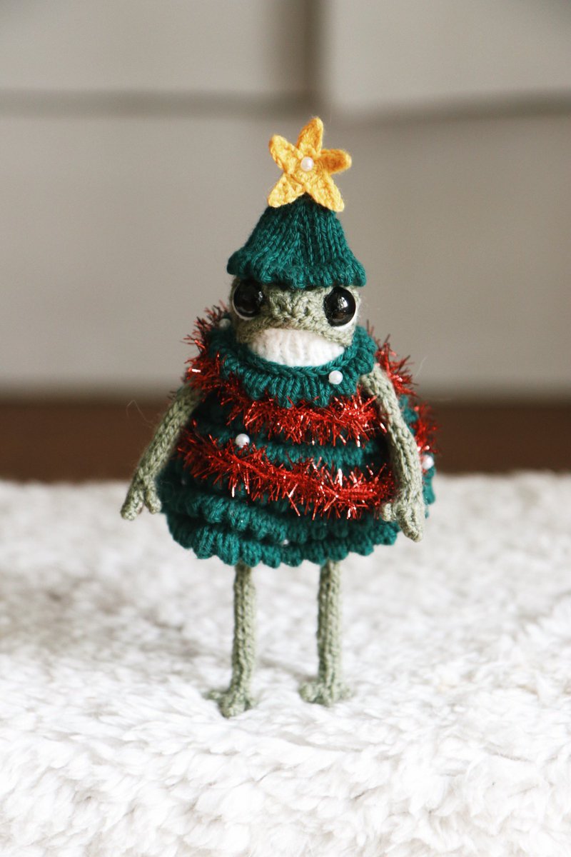 Heknitt's tweet photo. I’m a little early but here’s a Christmas froggy 🎄 https://t.co/dsjyjQ4BqX