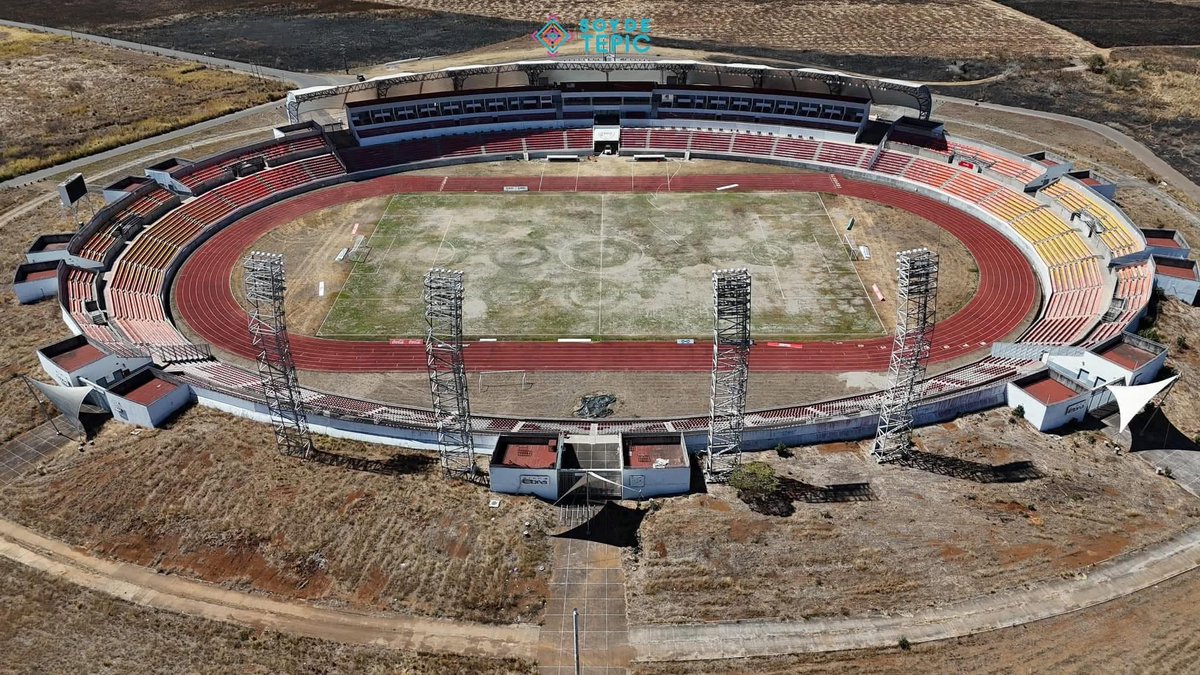MXESTADIOS's tweet photo. Esta es la Arena Cora.
Así lucía en sus mejores tiempos cuando los Coras de Nayarit jugaban en la entonces llamada Primera A.
El estadio fue abandonado mucho tiempo y como consecuencia el estadio fue luciendo en malas condiciones. https://t.co/4bOUO6ApIU