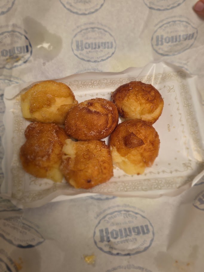 yustin's tweet photo. Última cata de buñuelos hasta el finde, por lo menos 😅

No quiero acabar aborreciéndolos, que esto empezó como una cosa bonita y ya roza la locura transitoria

Y además el otro día se juntó todo: yo había comprado los de Te con Té + las cookies de Pantera Rosa… y aparecieron los invitados con buñuelos de Panadería Román, en Fuensaldaña.

Justo los que más me estabais recomendando y que yo daba ya por perdidos porque no iba a poder acercarme.

Por fuera: QUÉ ALEGRÍA 😍
Por dentro: por favor, que alguien pare esto.

Pues nada: fama totalmente merecida 🤤

Muy sabrosos, MUY grandes, bien rellenos y, aunque cada buñuelo pesa lo suyo, luego no resultan pesados de comer.

No sé el precio porque eran regalo, así que ahí no puedo hacer servicio público 😅

Y con esto me tomo un descanso.

Aunque lo del pan de muerto me tiene ahí, ahí… (a tres segundos ya de caerme por Bucle o El ratón Repostero a por uno)

Y NO. No voy a hacer cata de roscones y no porque no quiera, porque me flipan, pero con los buñuelos todavía puedo fingir que “solo pruebo uno” pero con un roscón entero delante ya no hay relato posible.